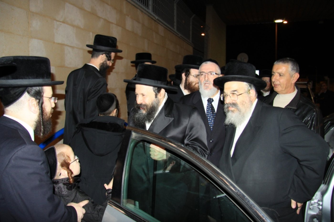 האדמו"ר מבאבוב נחת בישראל; צפו בתיעוד מצולם