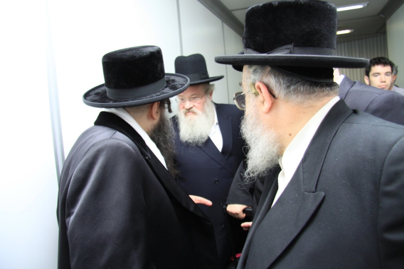 האדמו"ר מבאבוב נחת בישראל; צפו בתיעוד מצולם