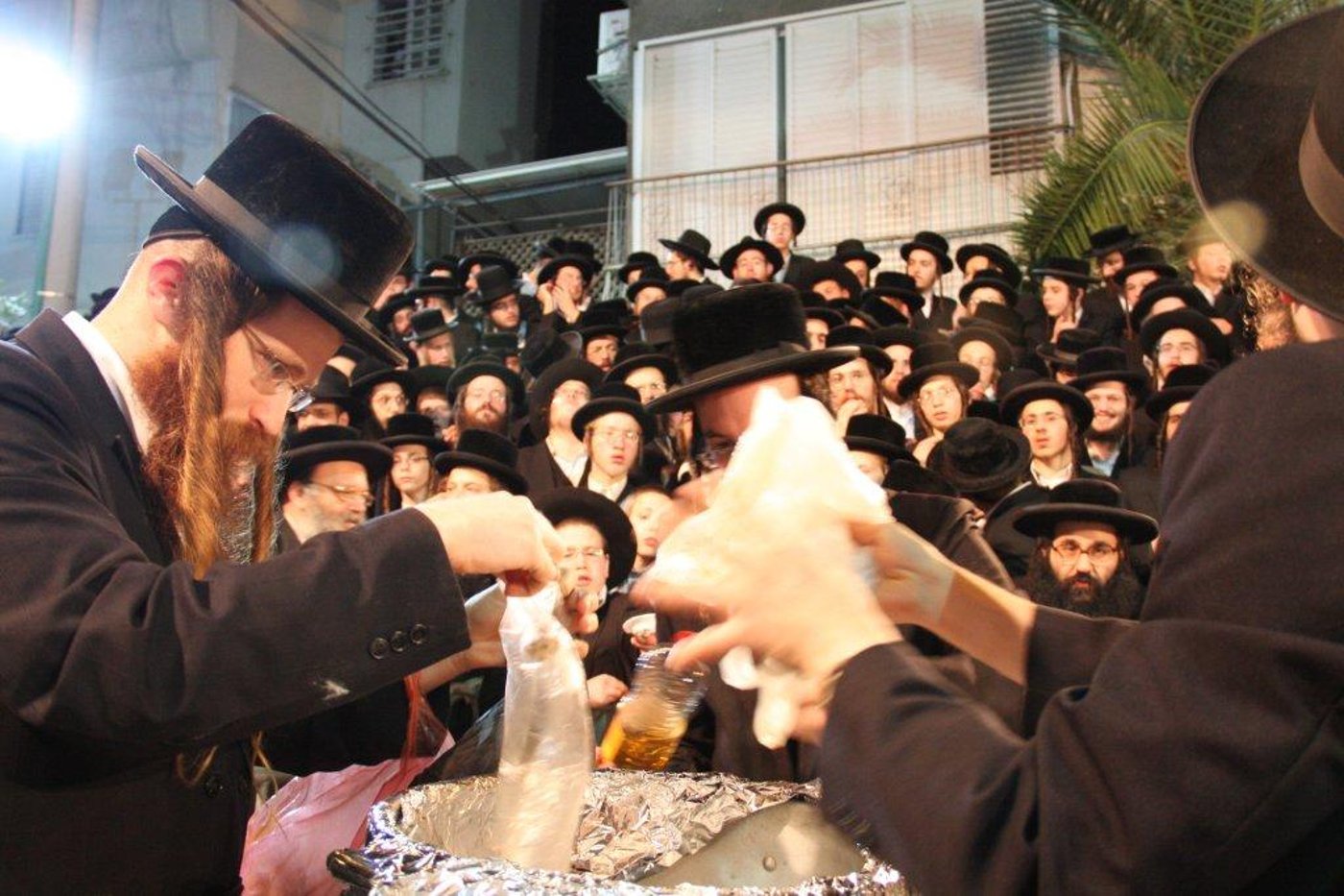 צפו: שריפת הפתילות ב'שומרי אמונים'