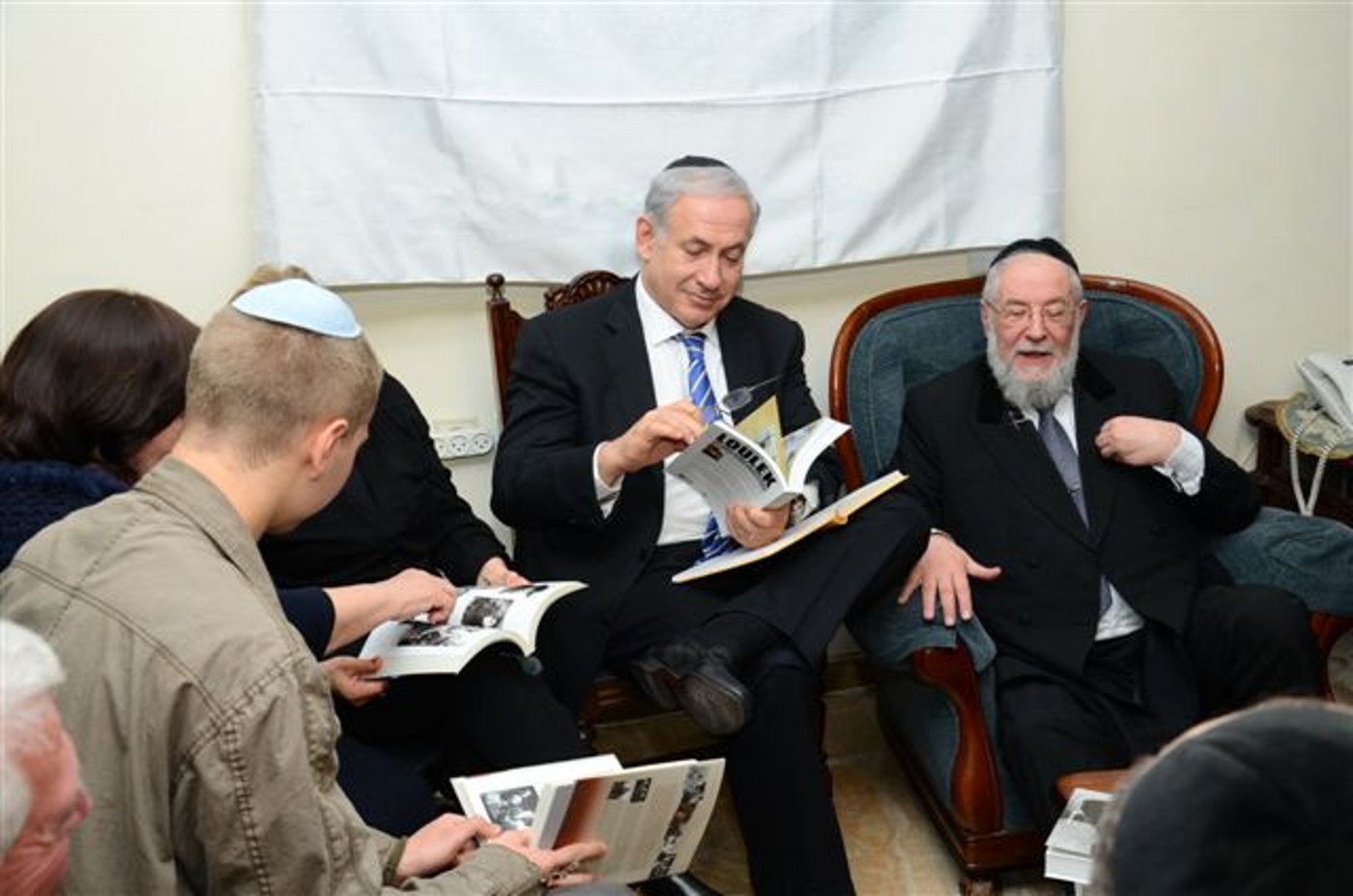 כיכר היום: מנחמים את הרב לאו