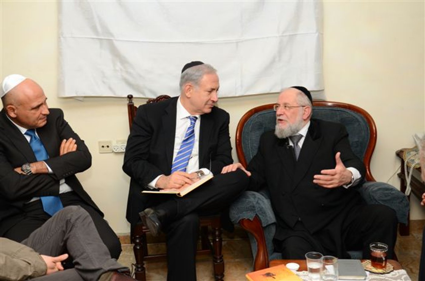 כיכר היום: מנחמים את הרב לאו