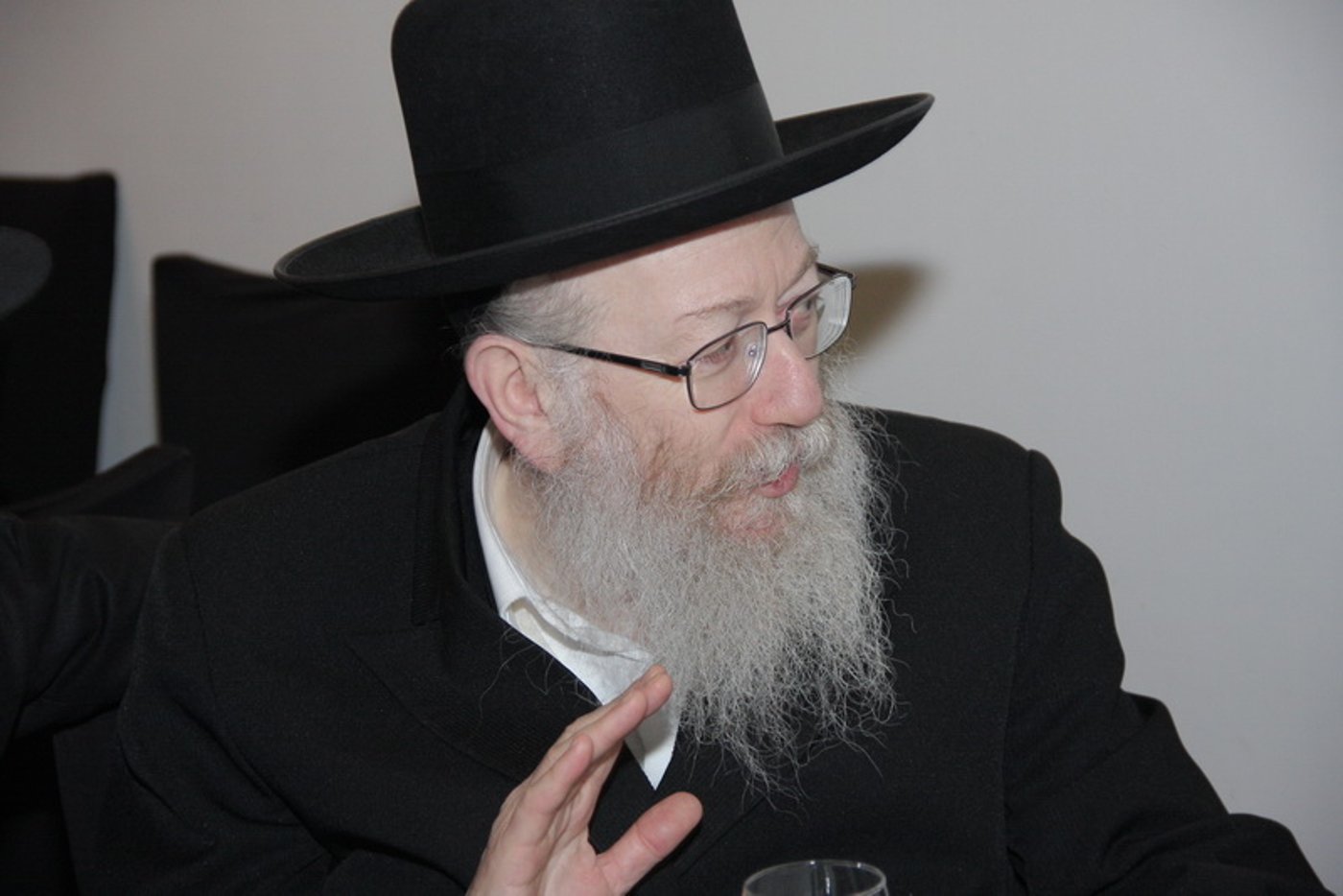 בעיצומם של ימי ההסתה: שרים ורבנים מחבקים את ראש-העיר