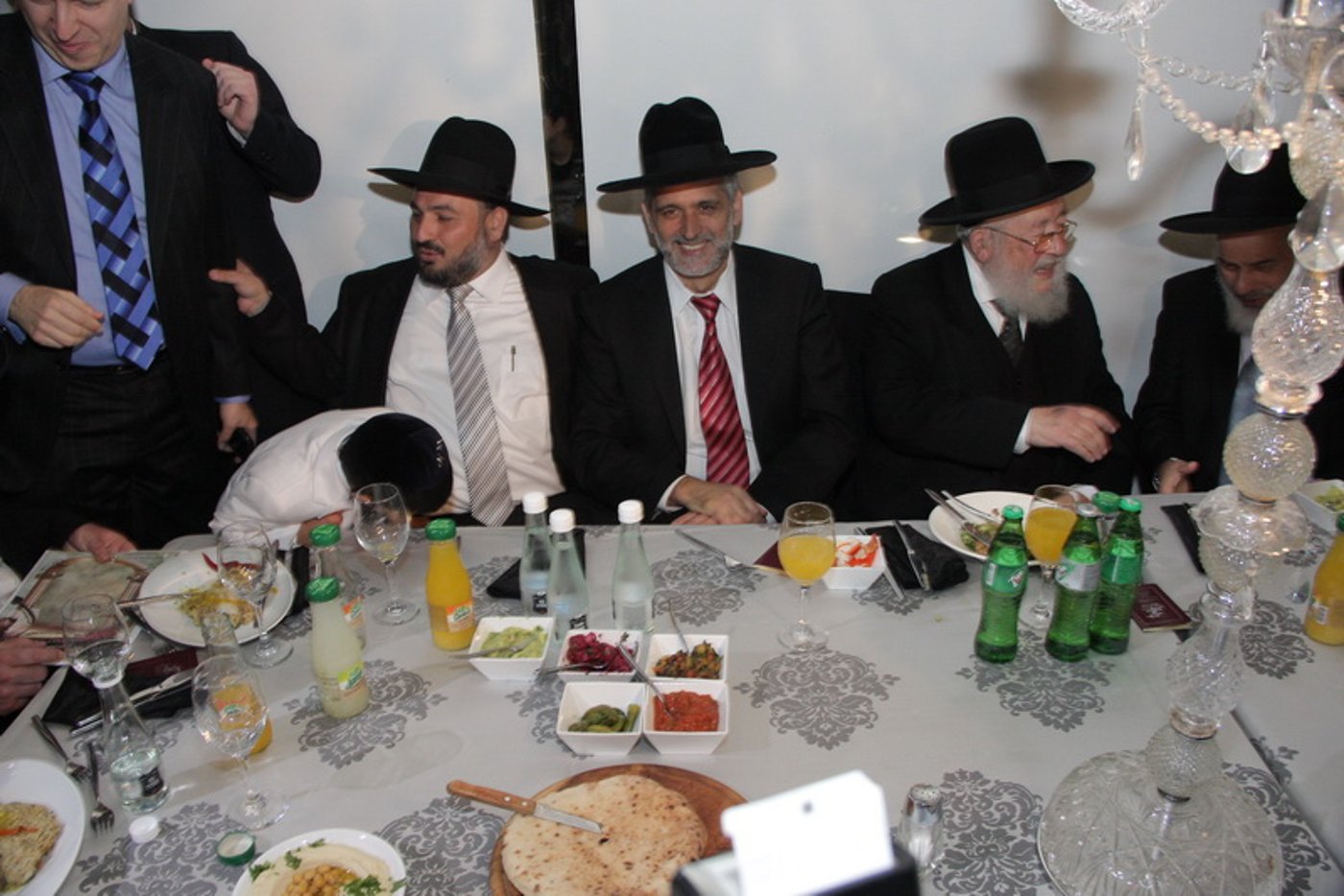 בעיצומם של ימי ההסתה: שרים ורבנים מחבקים את ראש-העיר