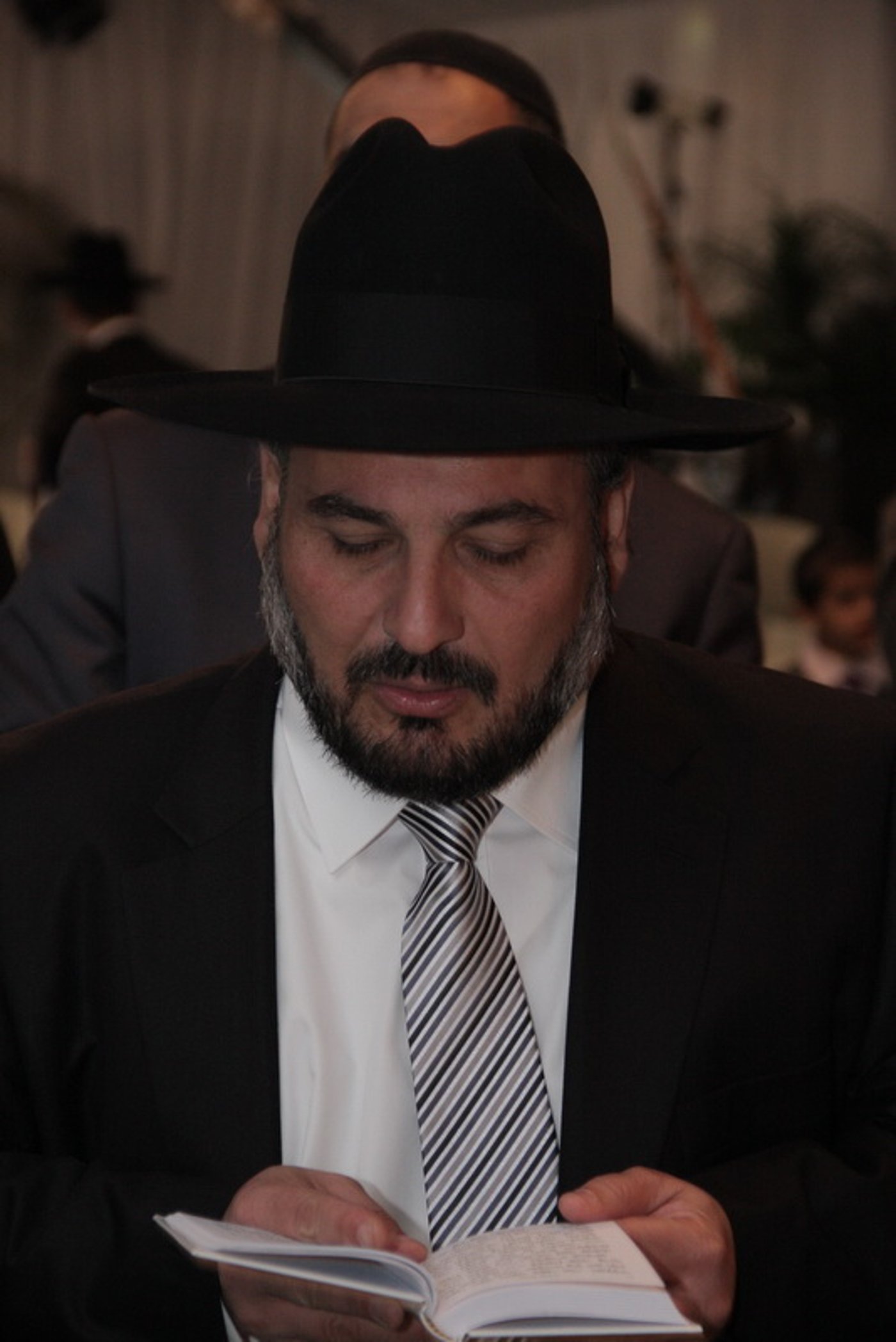 בעיצומם של ימי ההסתה: שרים ורבנים מחבקים את ראש-העיר