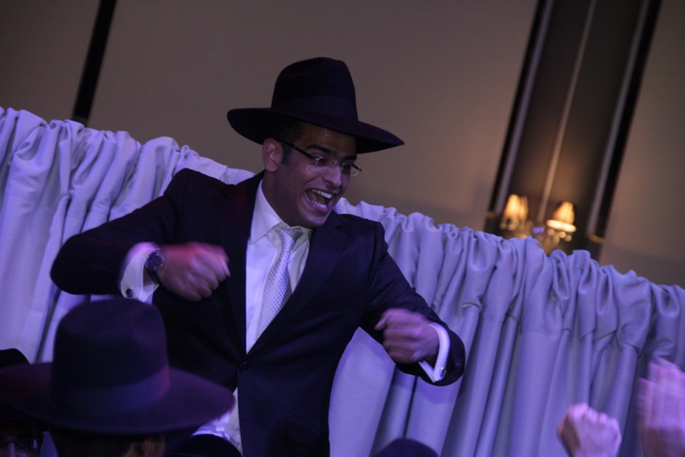 בעיצומם של ימי ההסתה: שרים ורבנים מחבקים את ראש-העיר
