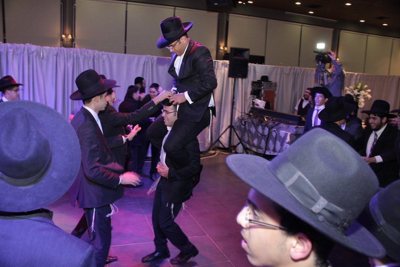 בעיצומם של ימי ההסתה: שרים ורבנים מחבקים את ראש-העיר