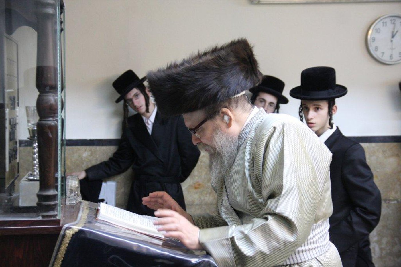 צפו בגלריה: מוצאי שבת בבית מדרשו של האדמו"ר מלעלוב ארה"ב