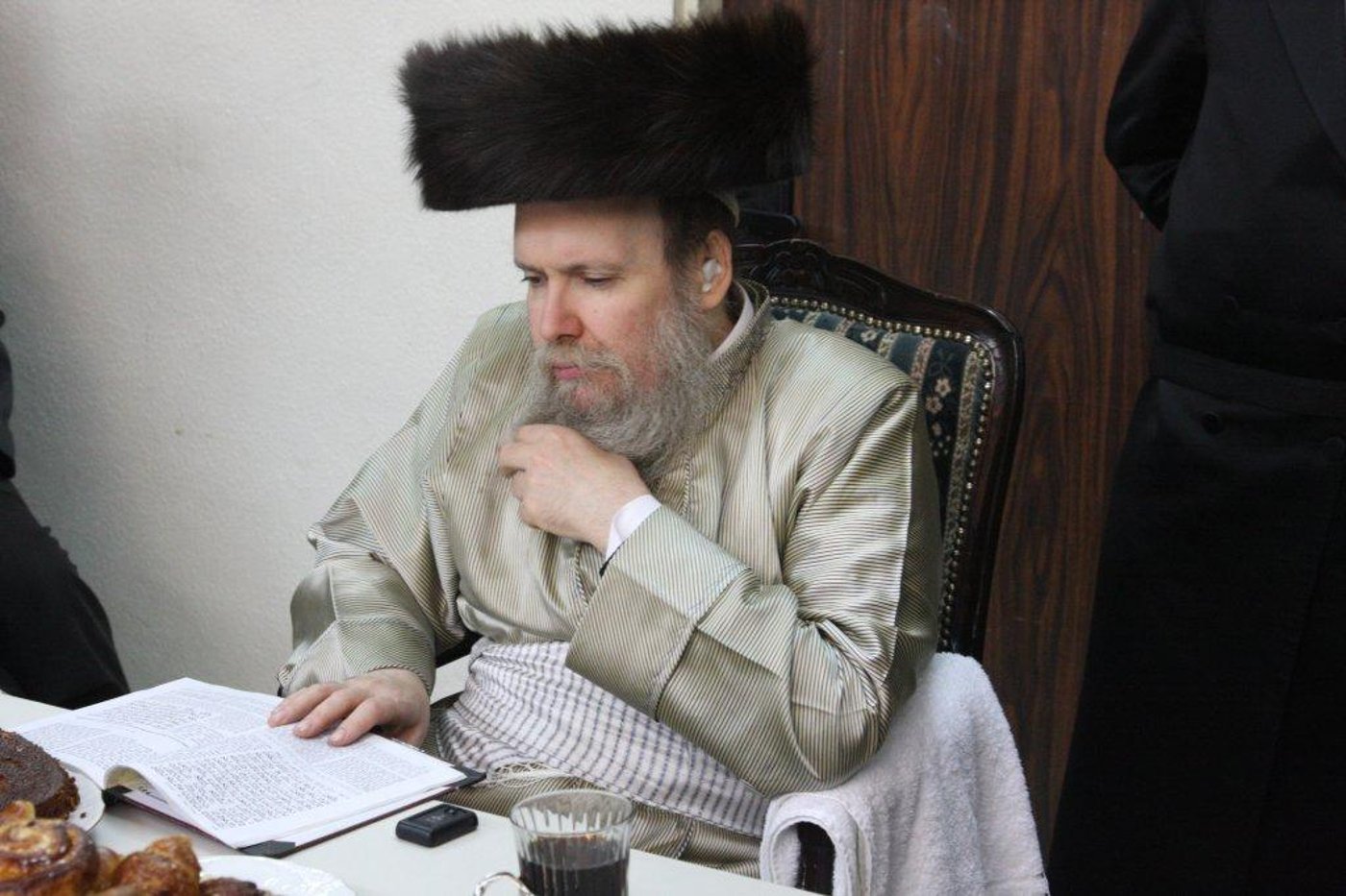 צפו בגלריה: מוצאי שבת בבית מדרשו של האדמו"ר מלעלוב ארה"ב