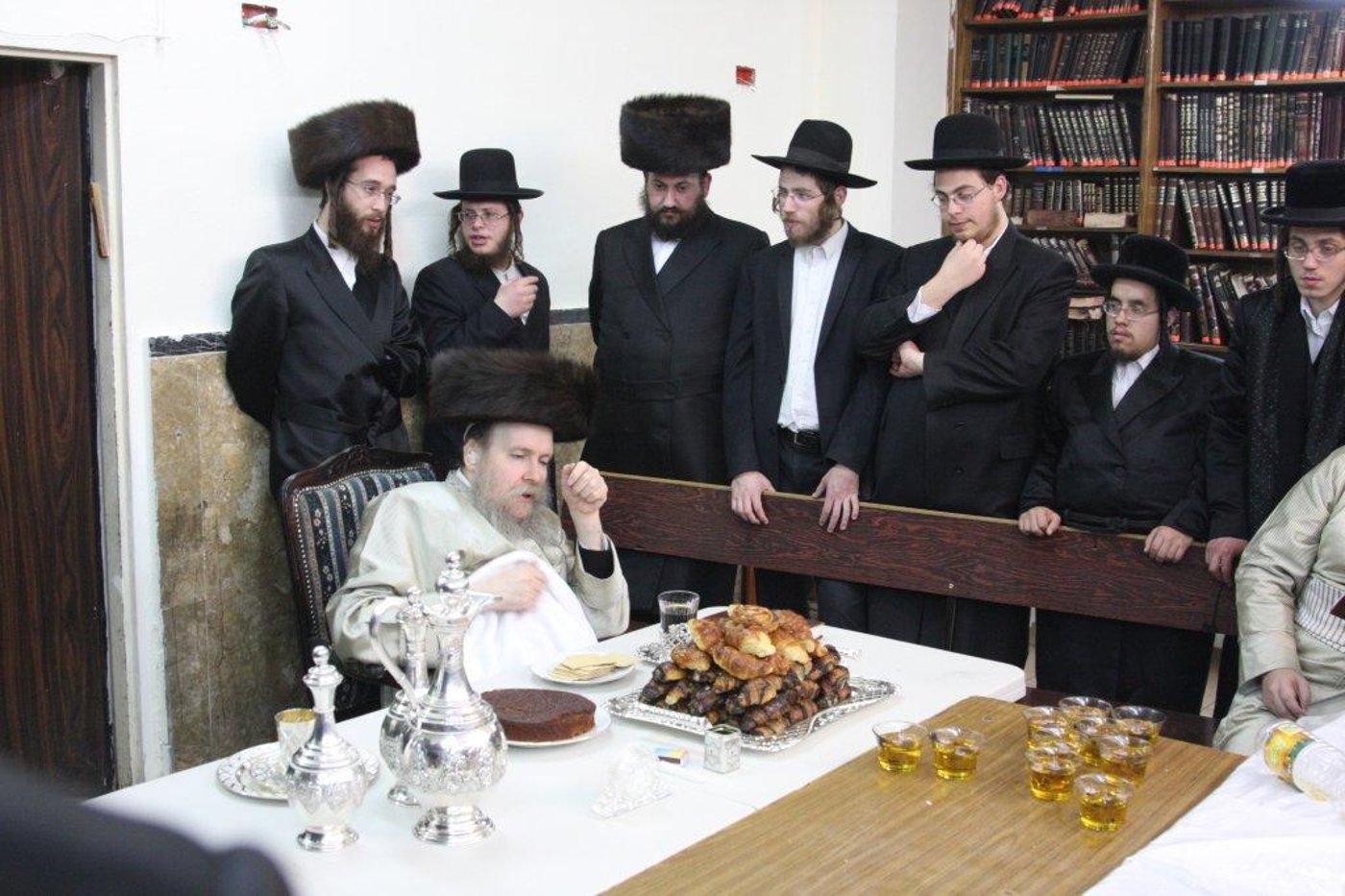 צפו בגלריה: מוצאי שבת בבית מדרשו של האדמו"ר מלעלוב ארה"ב
