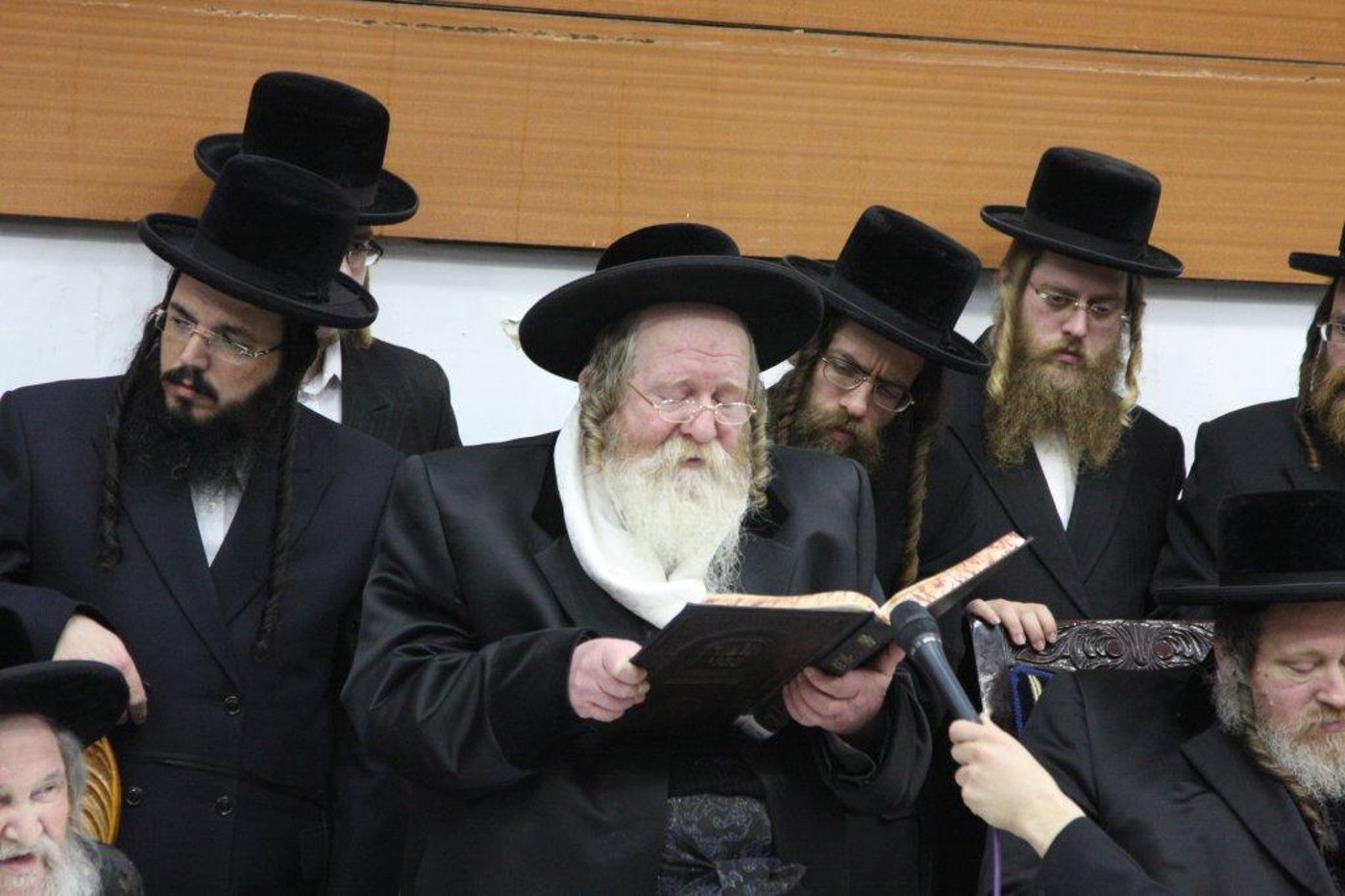 צפו בגלריה: ‏‏טיש יארצייט בחסידות נדבורנה