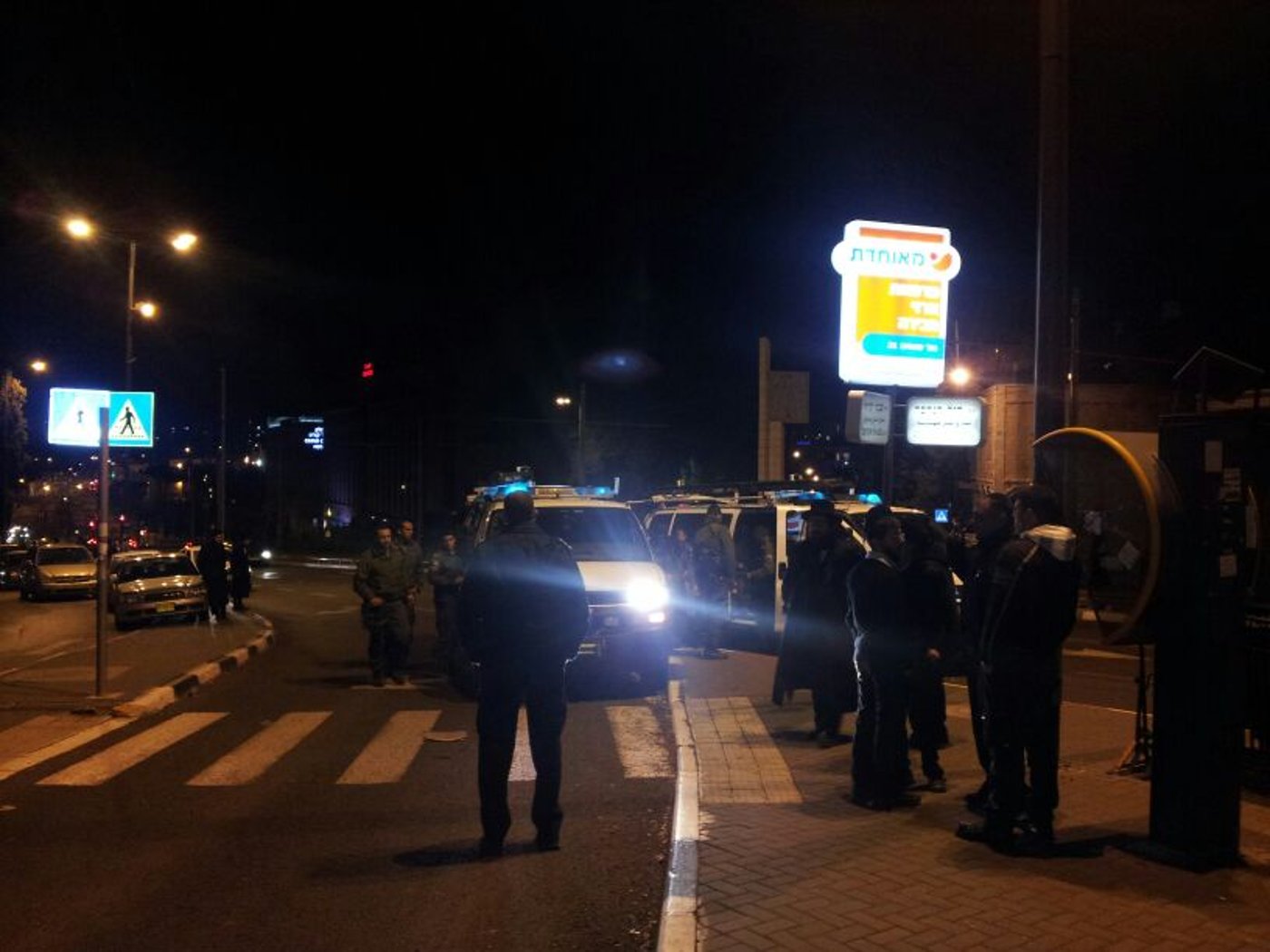 מאה שערים בלהבות: מפגינים הבעירו פחים, אחד מהם נעצר