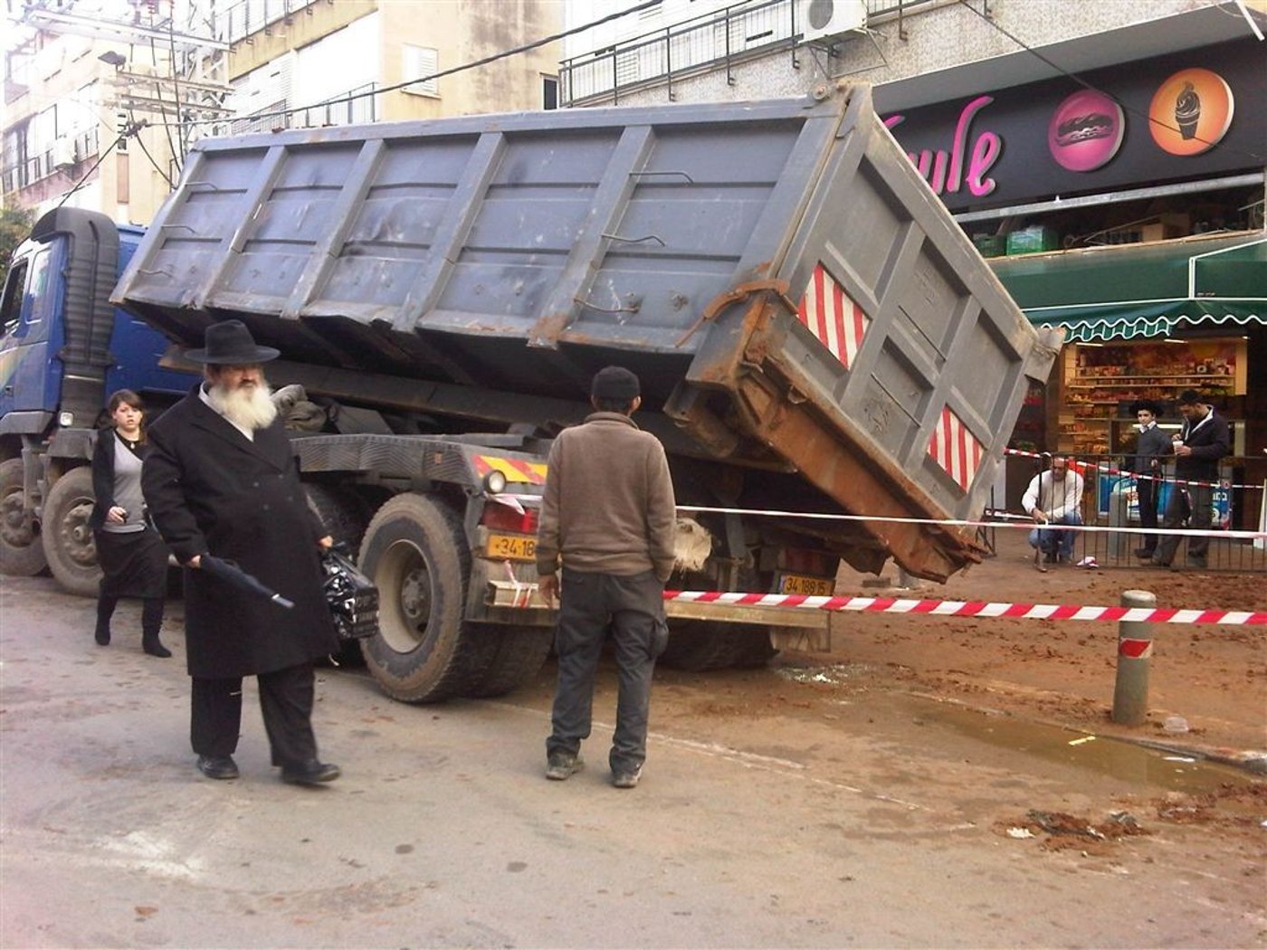 צפו בתמונות: כמעט אסון בבני-ברק