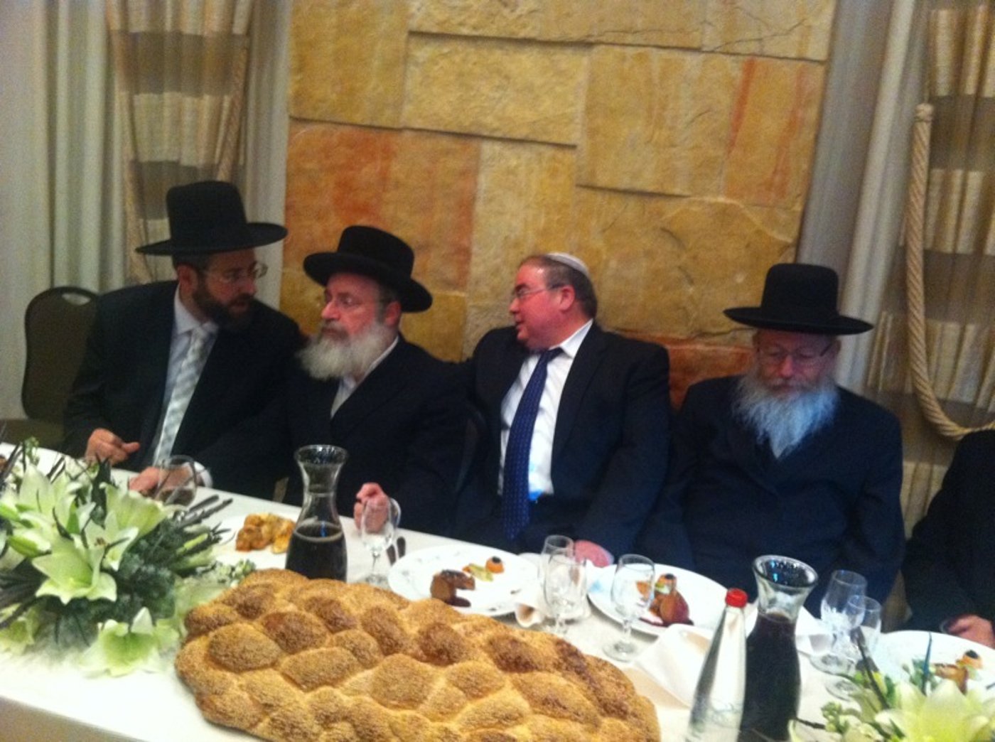 תמונות: רבנים ואישי-ציבור בחתונת נכדת הרב לאו