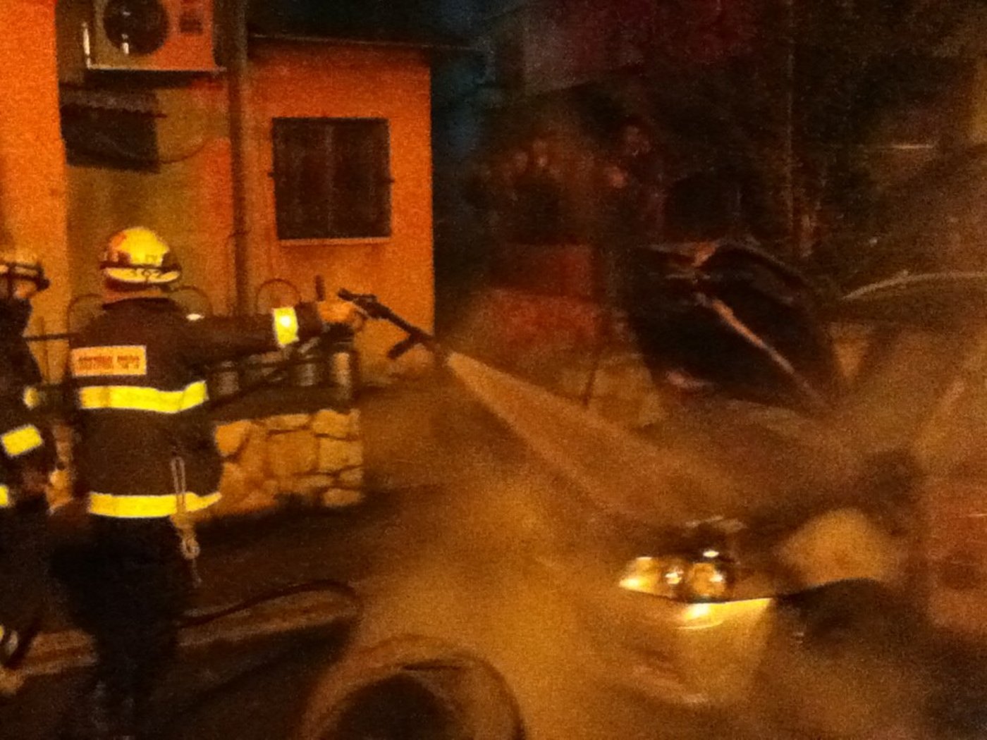 בני-ברק: רכב עלה באש, מאות סקרנים התגודדו בזירה