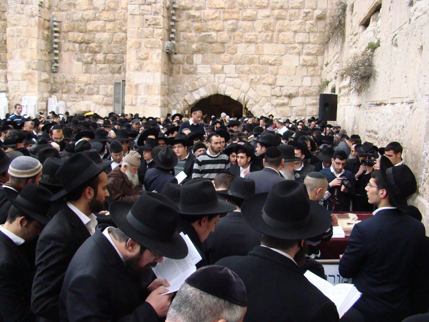 דמעות בכותל ● אלפים העתירו תפילה לרפואת הרב יעקב יוסף