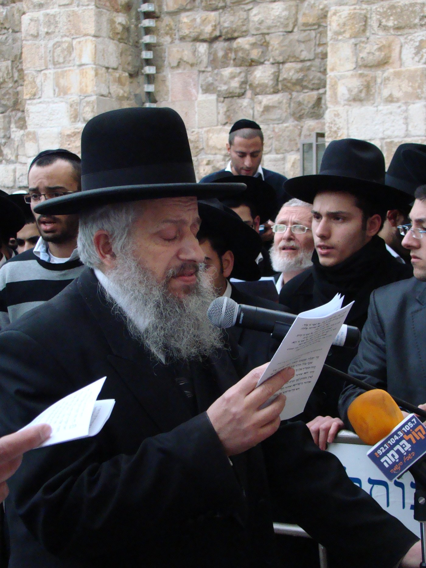 דמעות בכותל ● אלפים העתירו תפילה לרפואת הרב יעקב יוסף