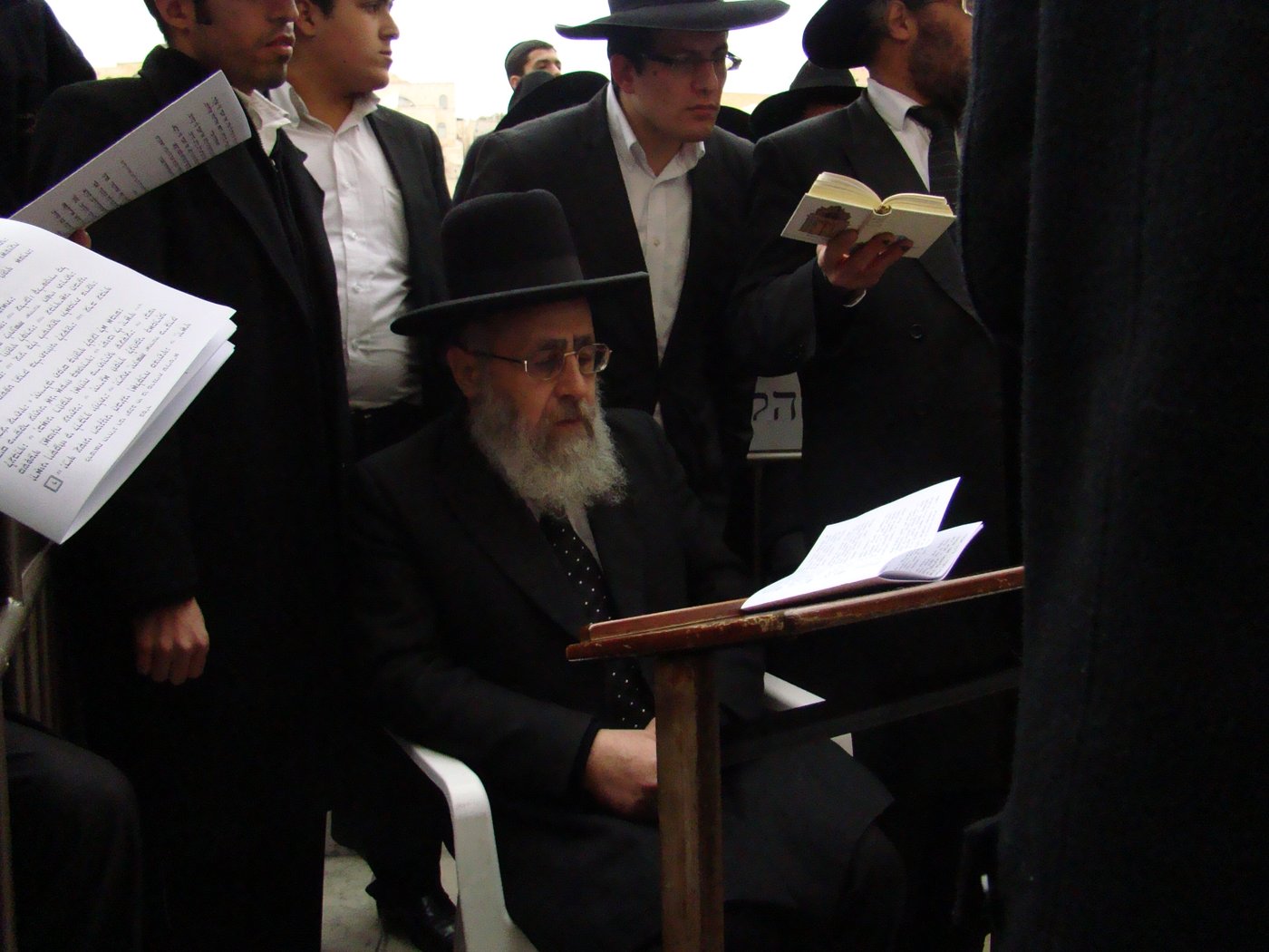 דמעות בכותל ● אלפים העתירו תפילה לרפואת הרב יעקב יוסף
