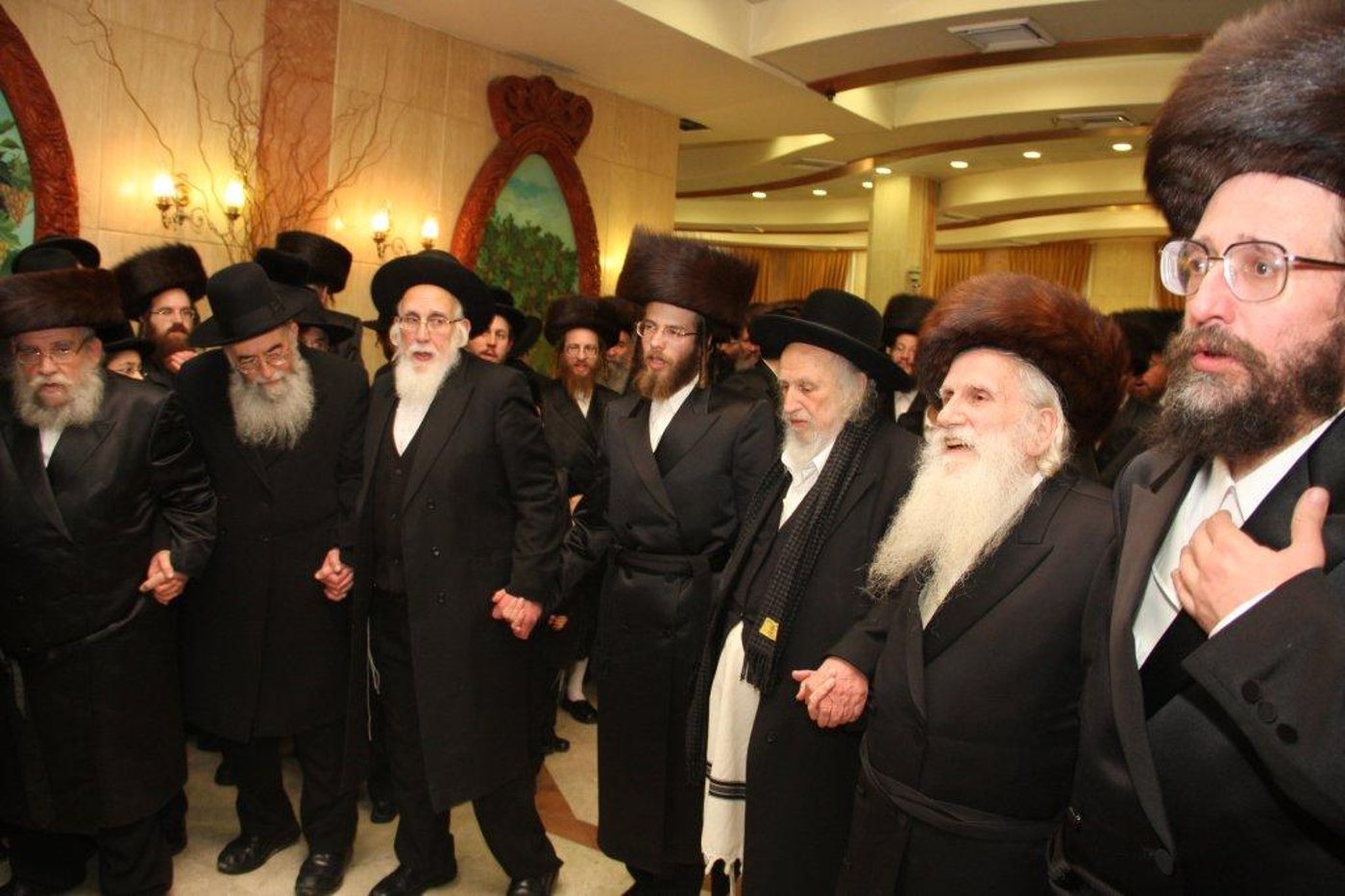 הכל נשאר במשפחה: חתונת הנינים לבית ויז'ניץ