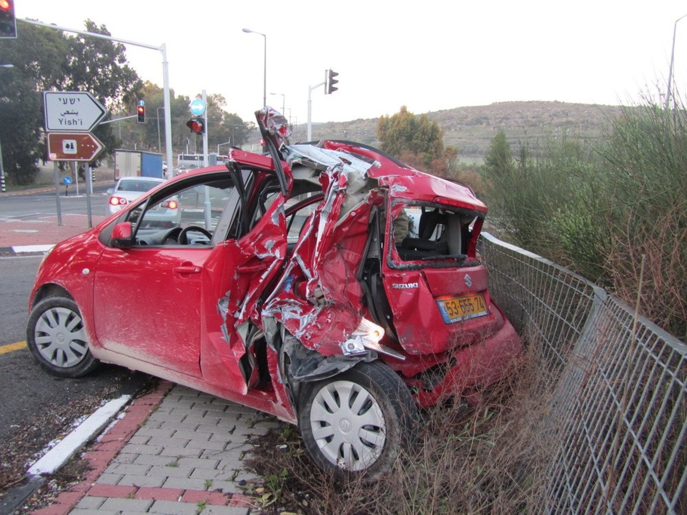 תיעוד מצולם: משאית פגעה ברכב, הנוסעים ניצלו