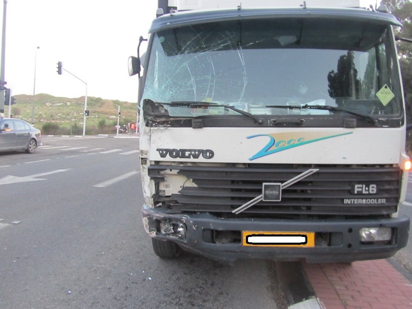 תיעוד מצולם: משאית פגעה ברכב, הנוסעים ניצלו