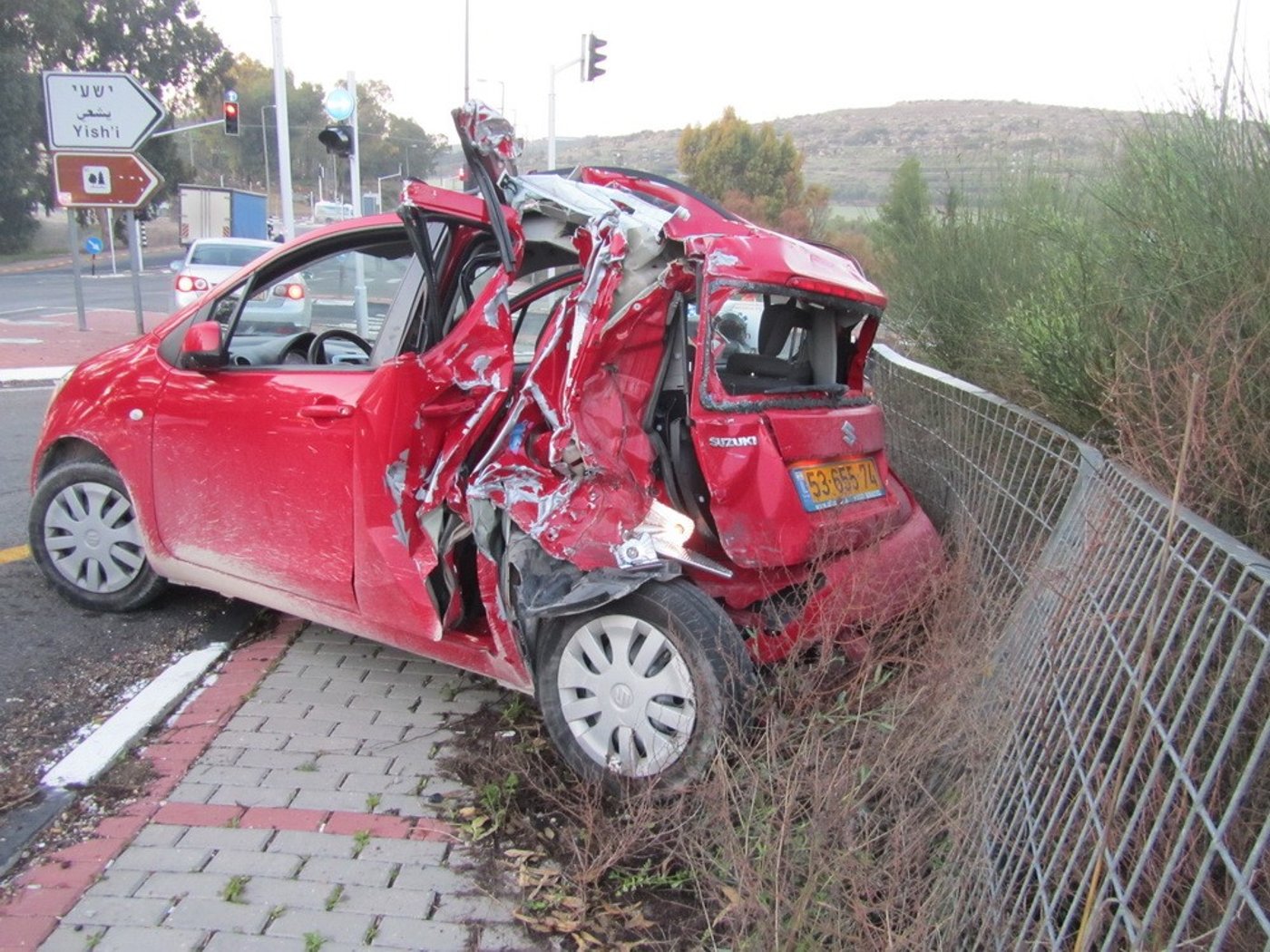 תיעוד מצולם: משאית פגעה ברכב, הנוסעים ניצלו