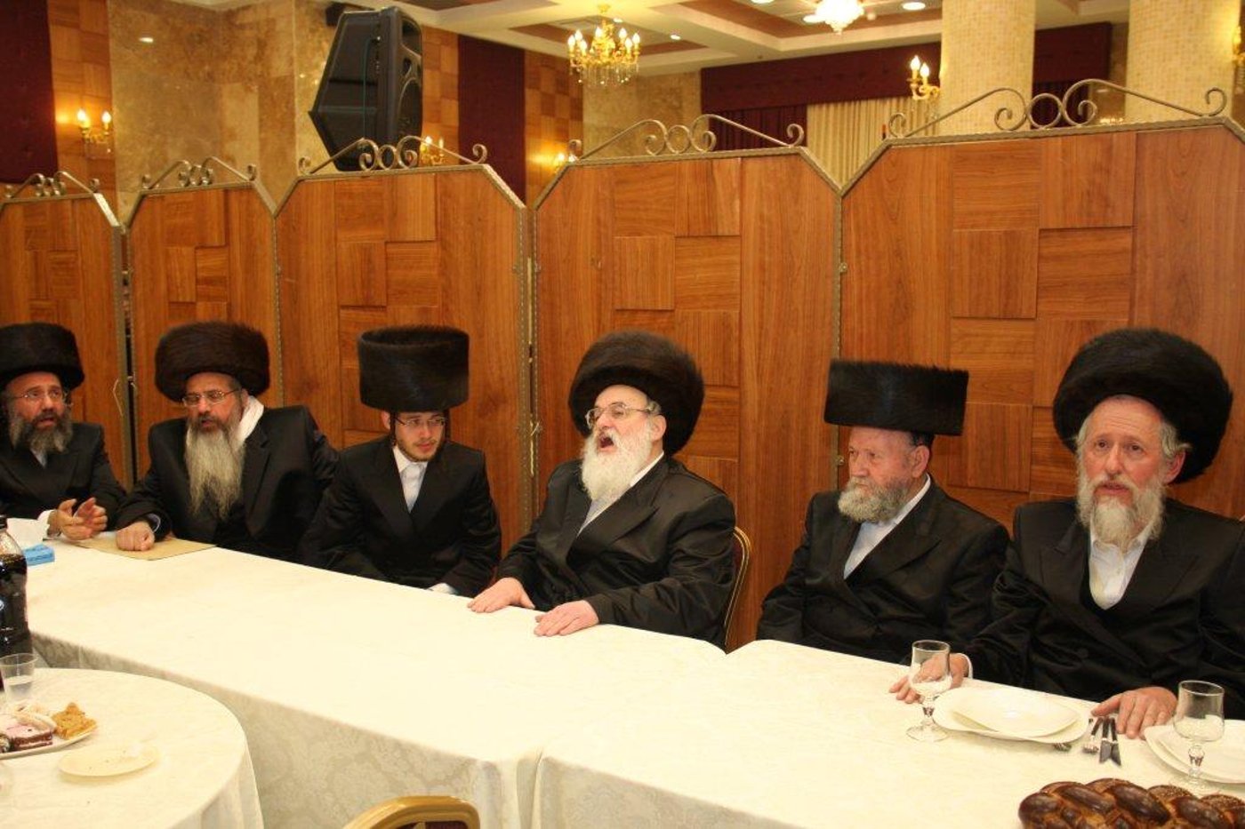 צפו בגלריה: ‏‏שמחת החתונה בחצר מטרסדורף