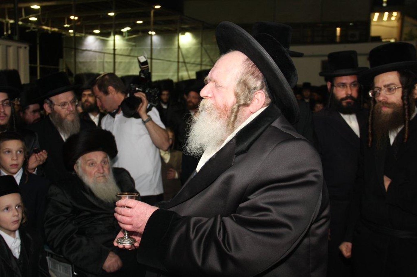 צפו בגלריה: ‏‏שמחת החתונה בחצר מטרסדורף