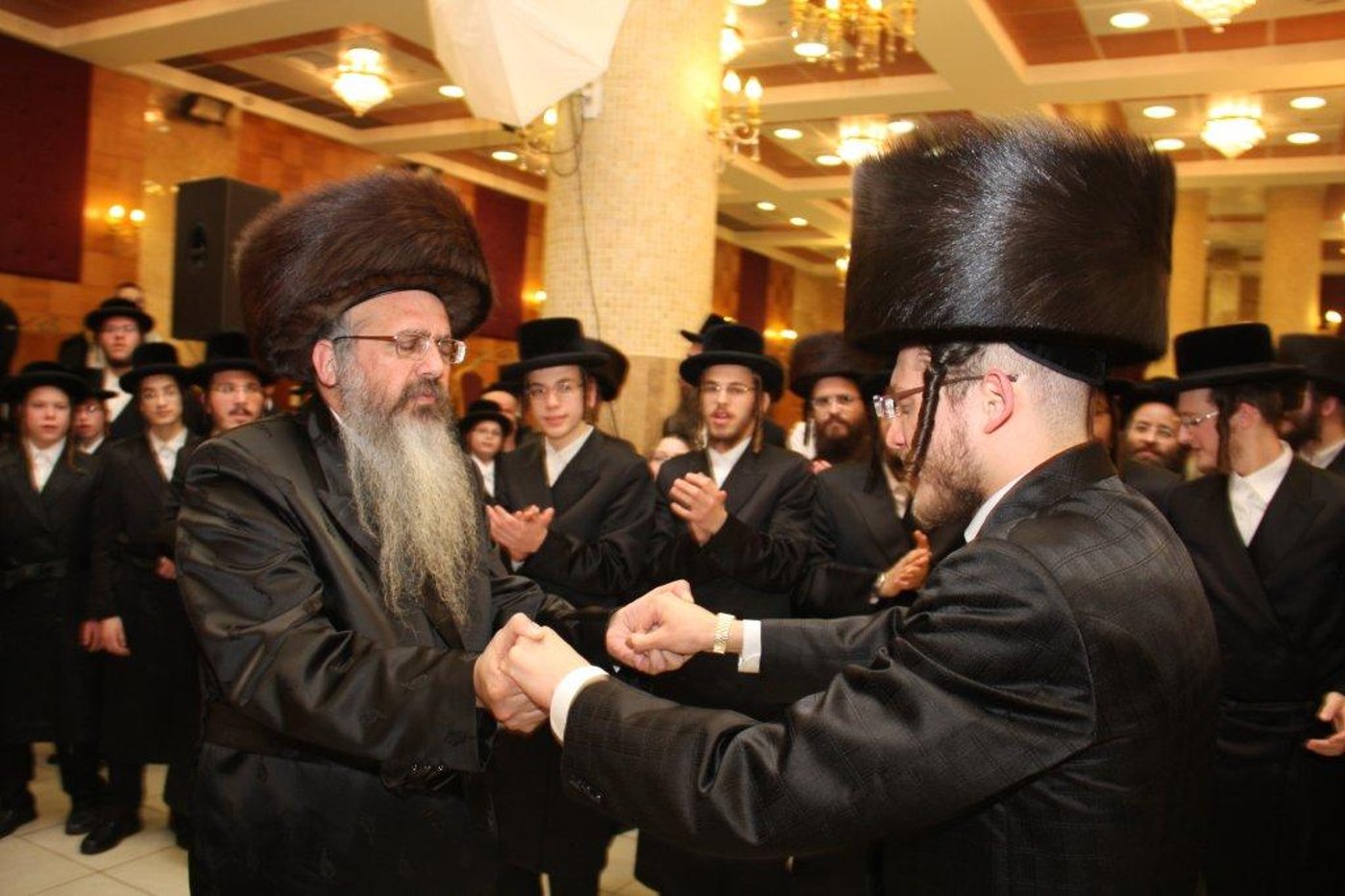 צפו בגלריה: ‏‏שמחת החתונה בחצר מטרסדורף