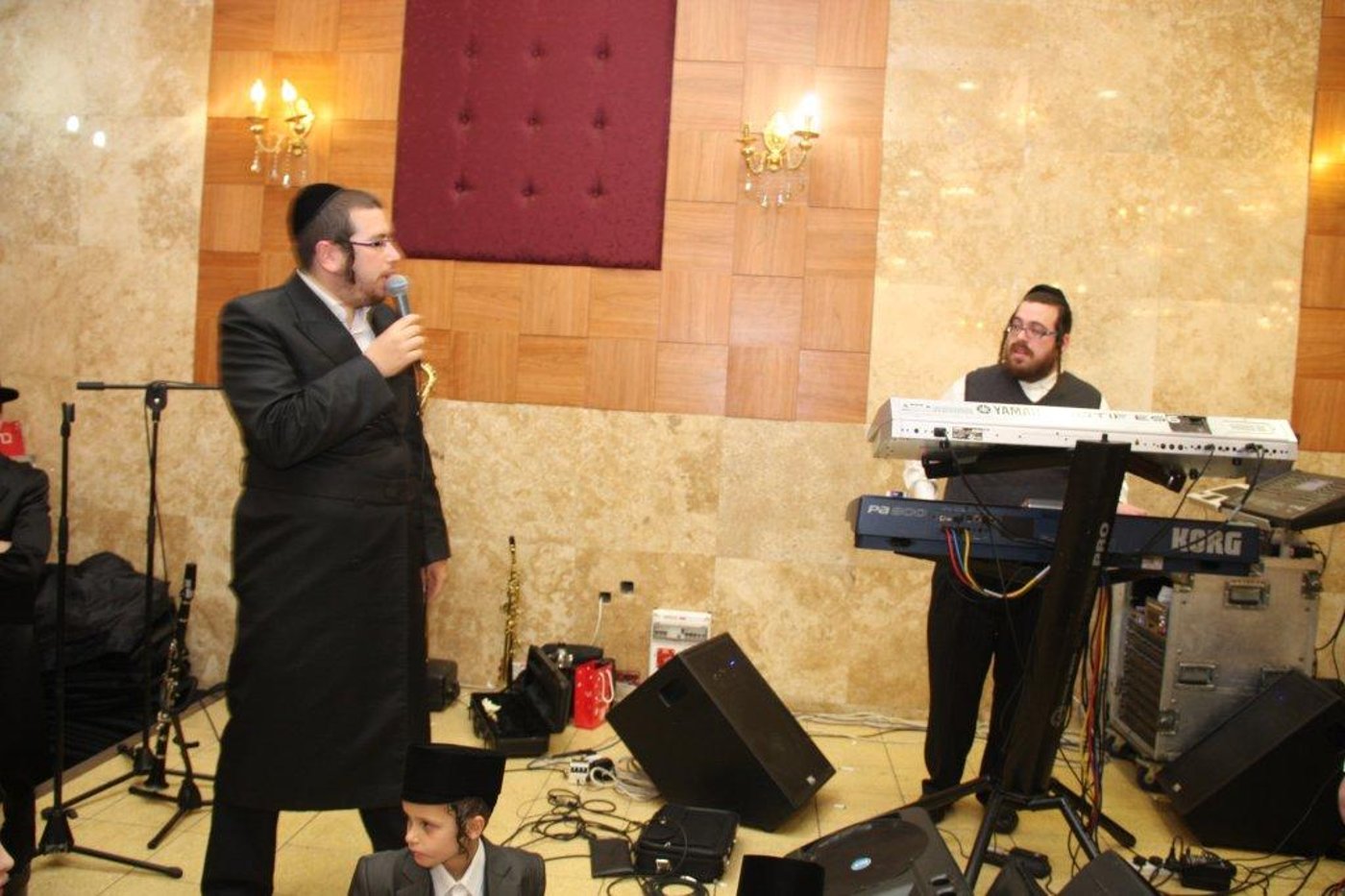 צפו בגלריה: ‏‏שמחת החתונה בחצר מטרסדורף