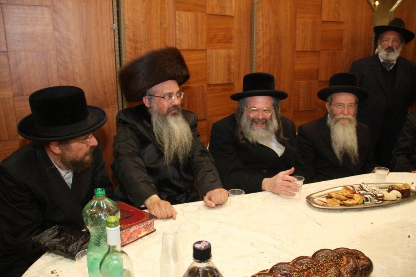 צפו בגלריה: ‏‏שמחת החתונה בחצר מטרסדורף