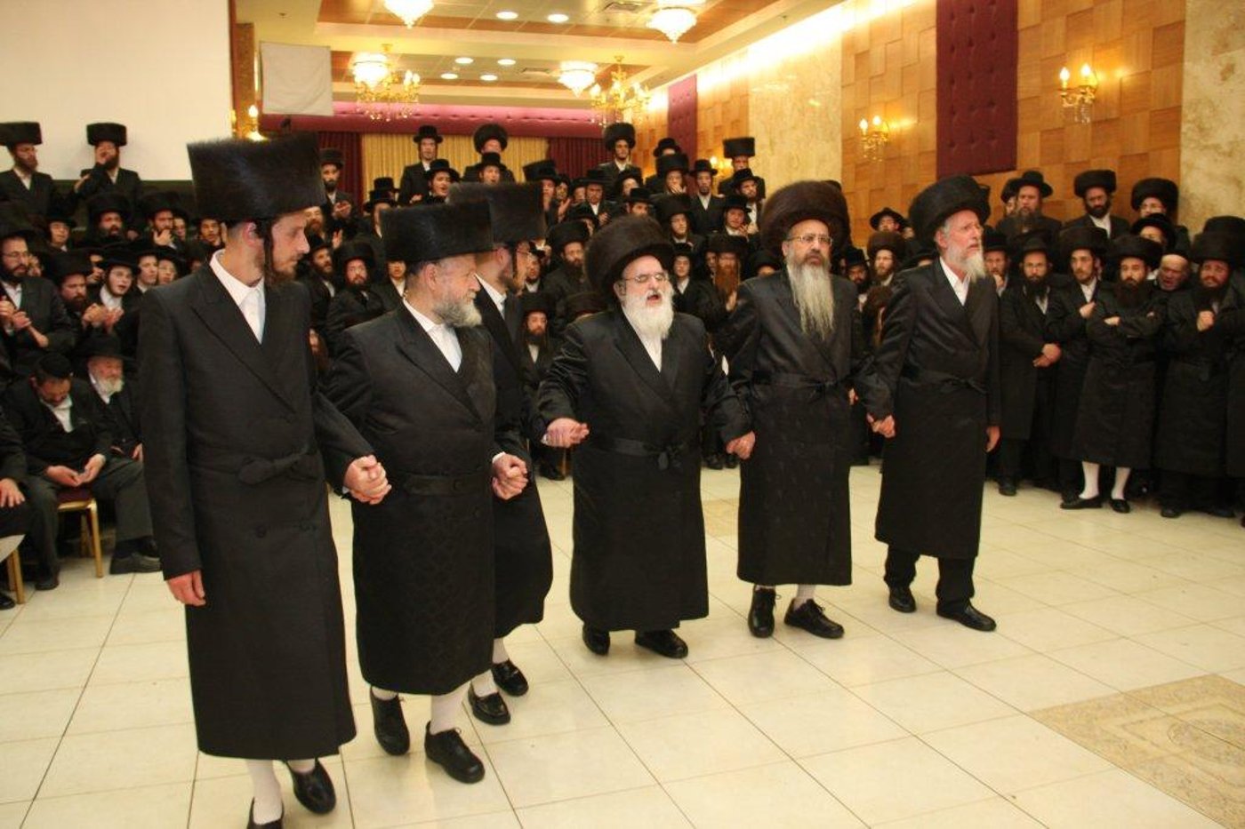 צפו בגלריה: ‏‏שמחת החתונה בחצר מטרסדורף