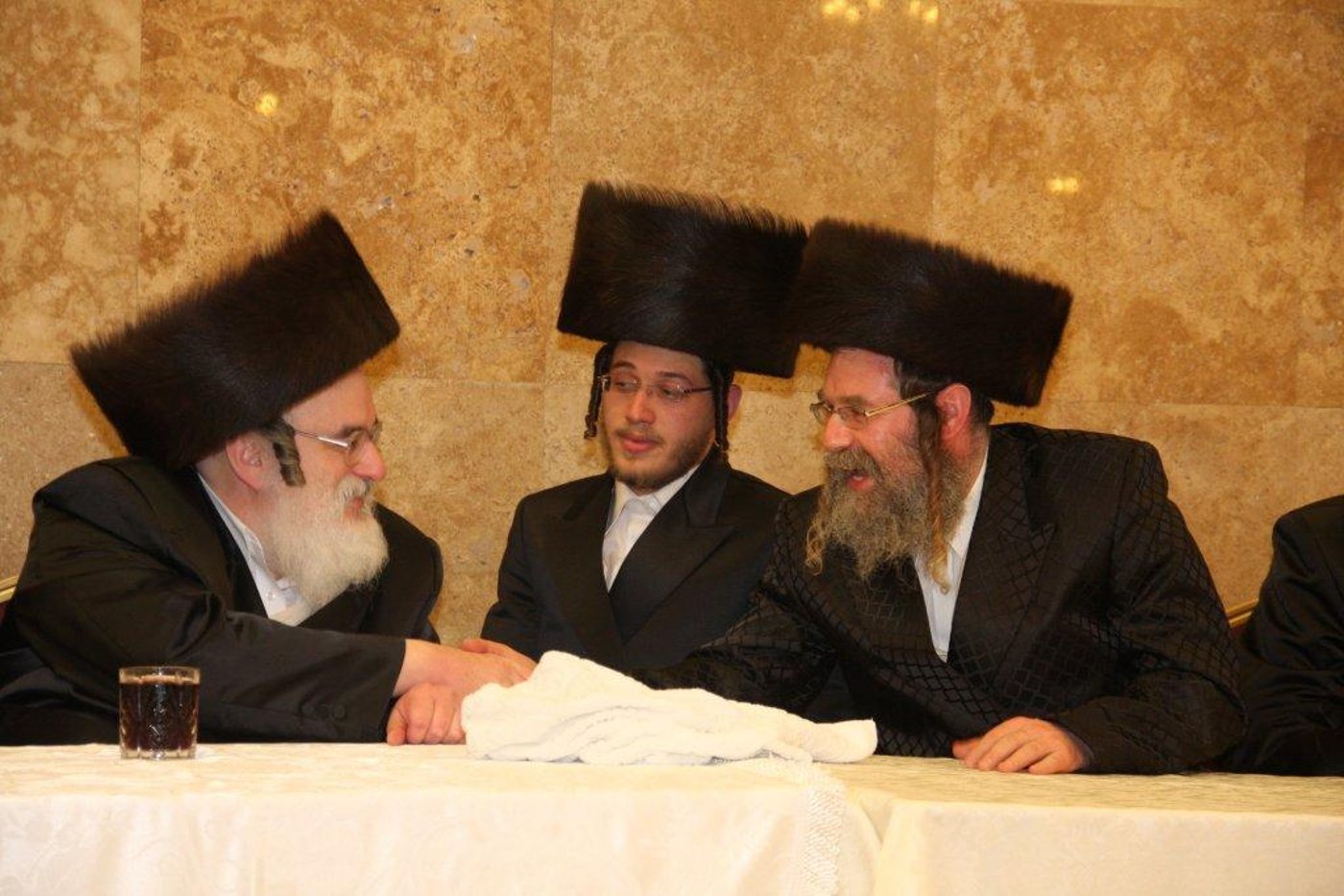 צפו בגלריה: ‏‏שמחת החתונה בחצר מטרסדורף