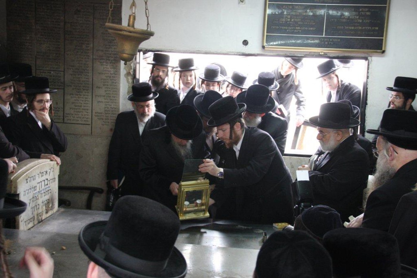 לרגל השמחה: האדמו"ר מסערט ויז'ניץ באוהל אדמו"רי בית ויז'ניץ