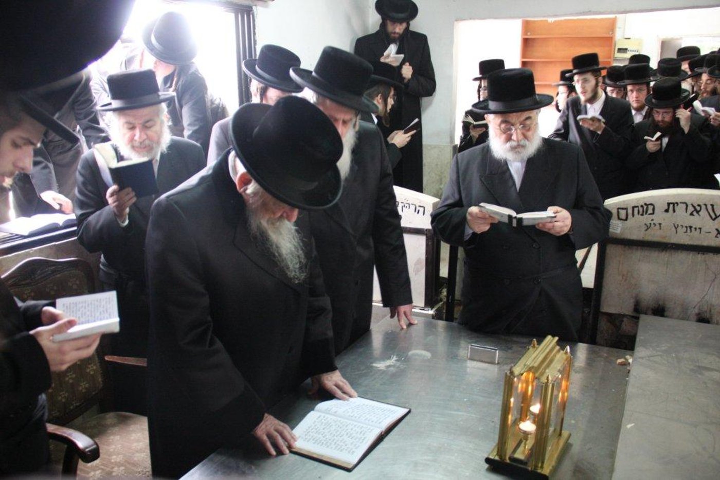 לרגל השמחה: האדמו"ר מסערט ויז'ניץ באוהל אדמו"רי בית ויז'ניץ