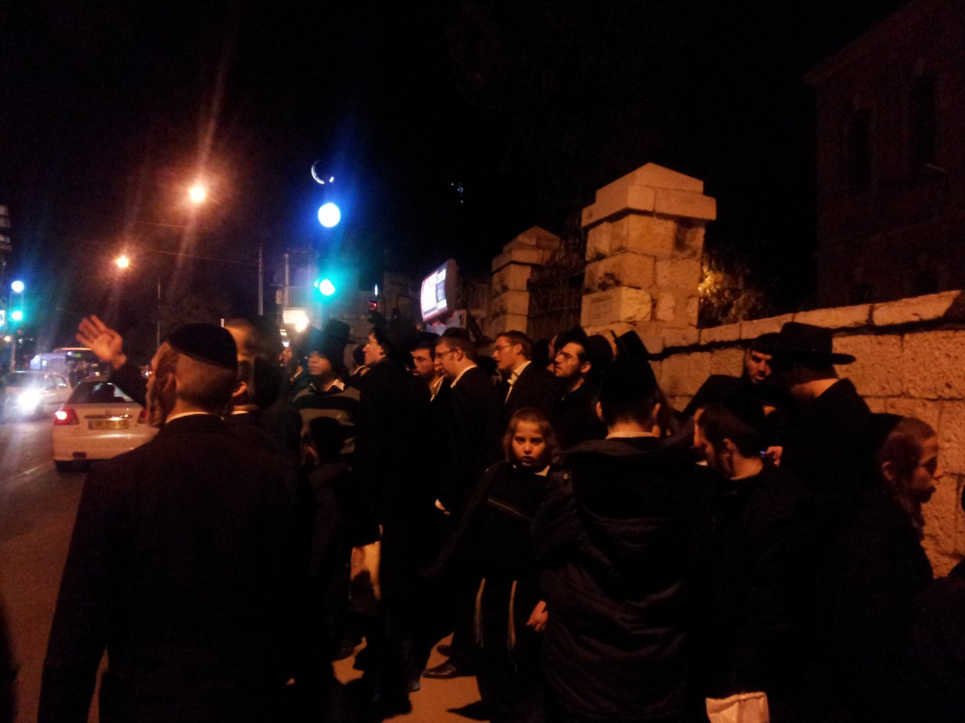 דרמה בשכונת גאולה: אדם יידה אבנים ואיים להתאבד