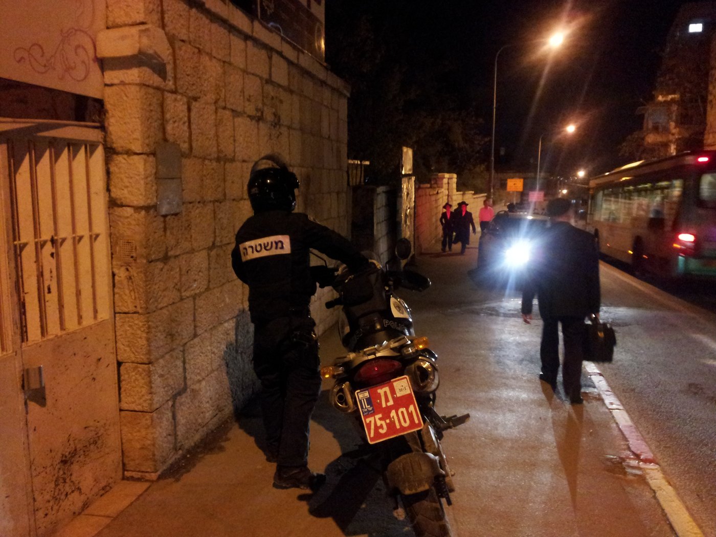 דרמה בשכונת גאולה: אדם יידה אבנים ואיים להתאבד