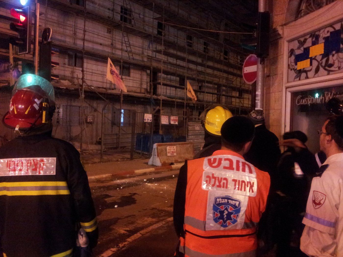 דרמה בשכונת גאולה: אדם יידה אבנים ואיים להתאבד