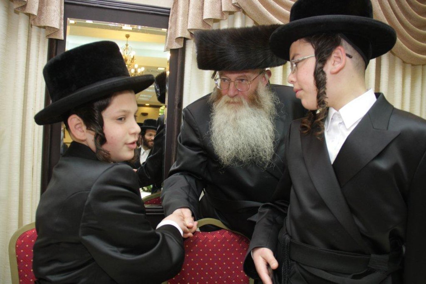 שמחה משולשת: ה'שלישייה' לבית נדבורנא חגגה בר-מצווה