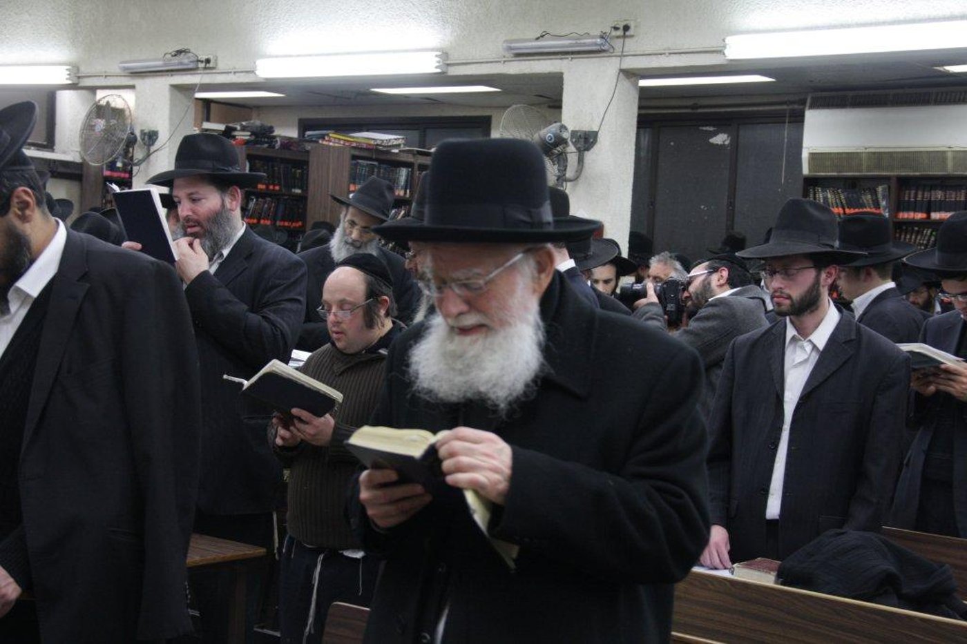 לפתוח שערי שמים ● רבבות התפללו לרפואת הרב אלישיב