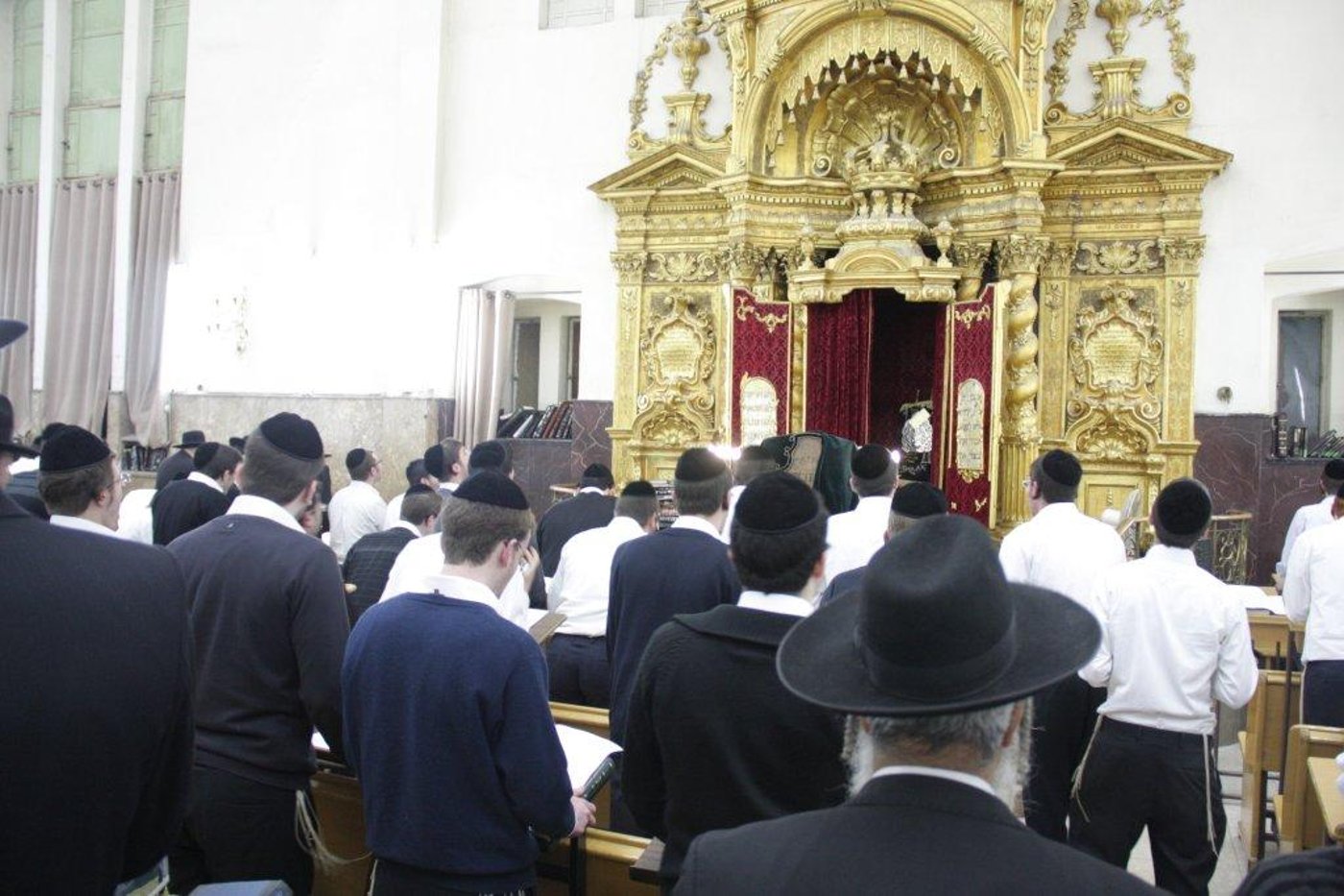 לפתוח שערי שמים ● רבבות התפללו לרפואת הרב אלישיב