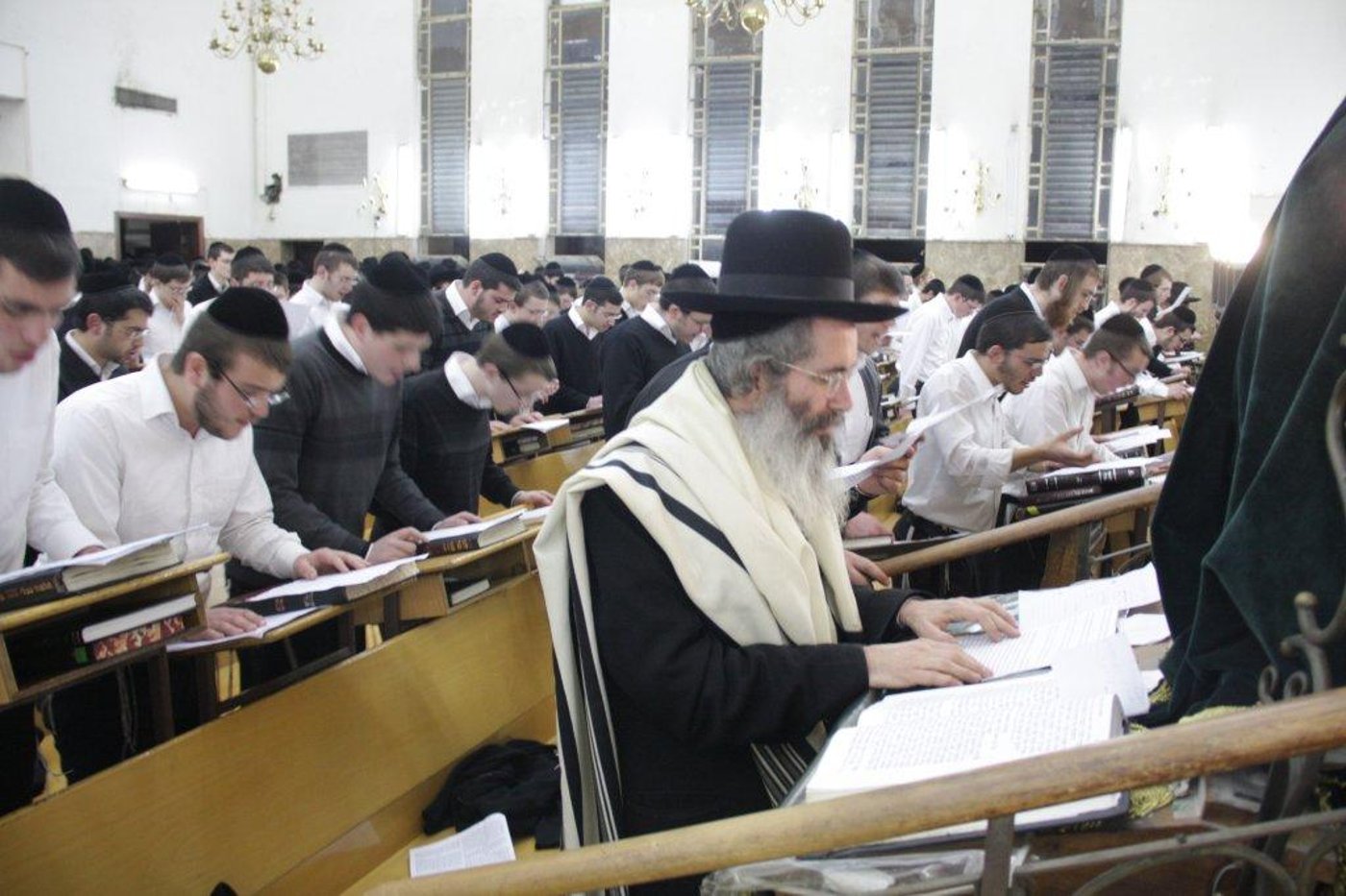 לפתוח שערי שמים ● רבבות התפללו לרפואת הרב אלישיב