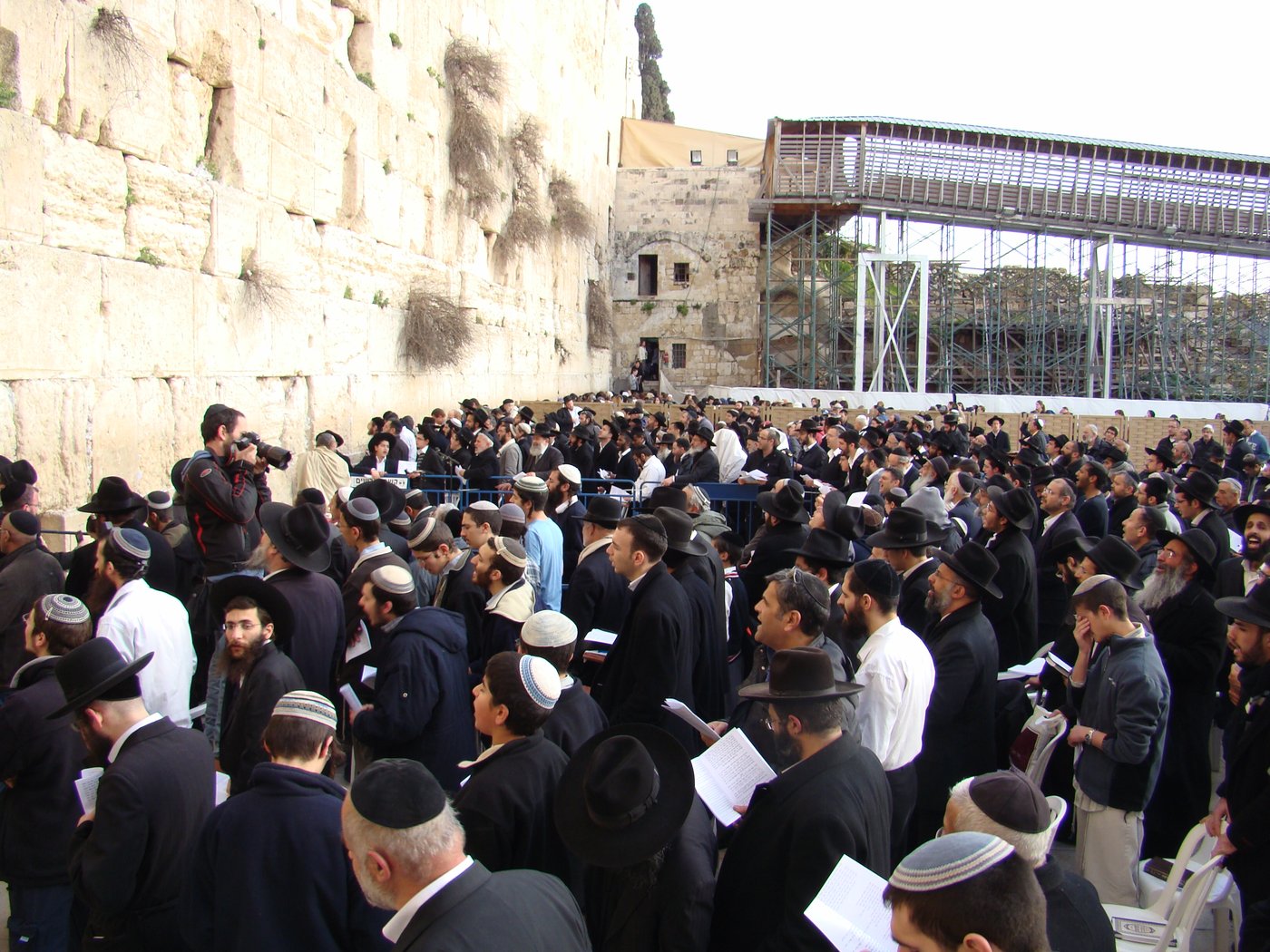 הפתעה בכותל: הרב יעקב חי יוסף הגיע לעצרת