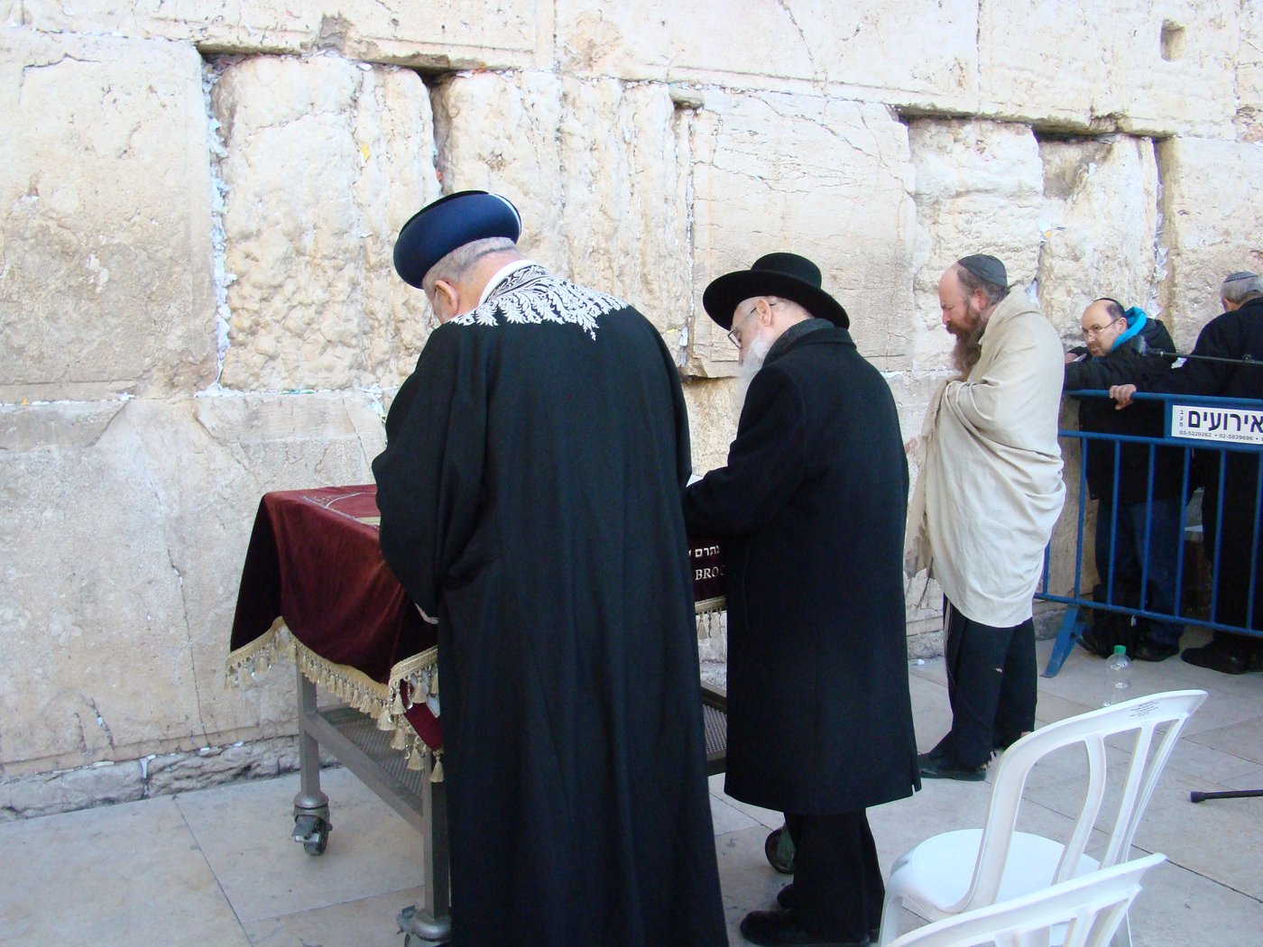 הפתעה בכותל: הרב יעקב חי יוסף הגיע לעצרת