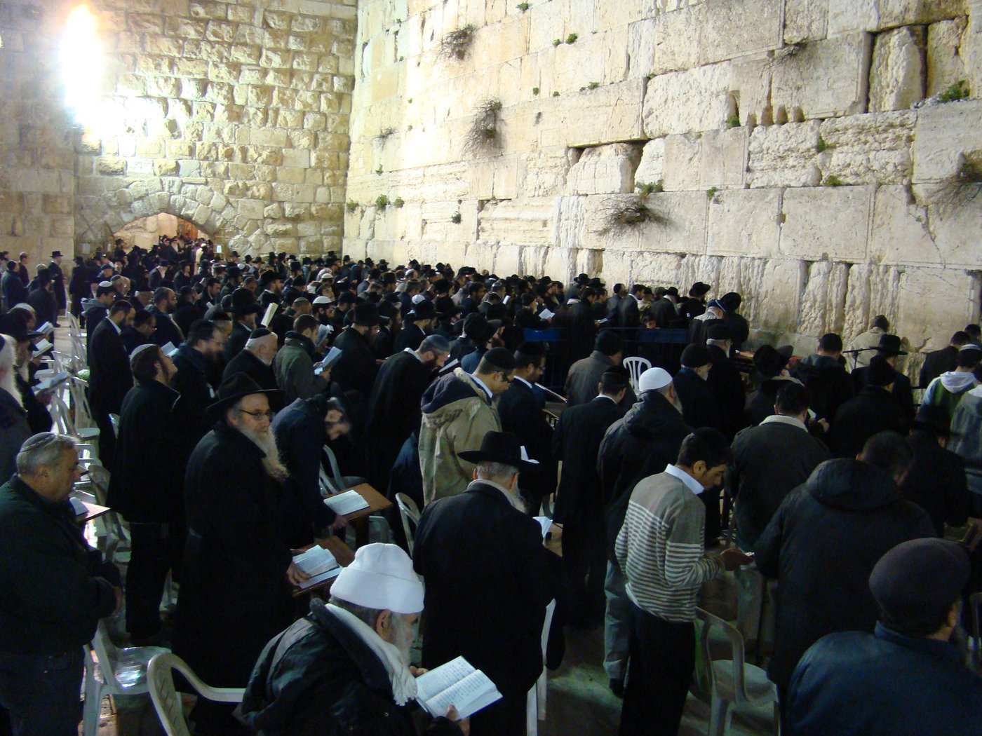 הפתעה בכותל: הרב יעקב חי יוסף הגיע לעצרת