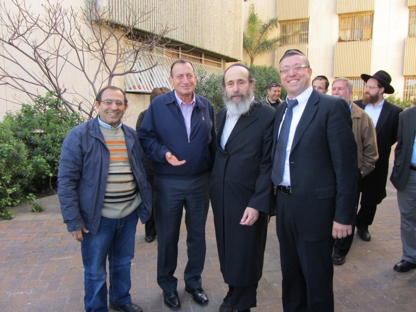 תצלם אותי עם ה"שייגץ" הזה, ביקש נפתלי לוברט