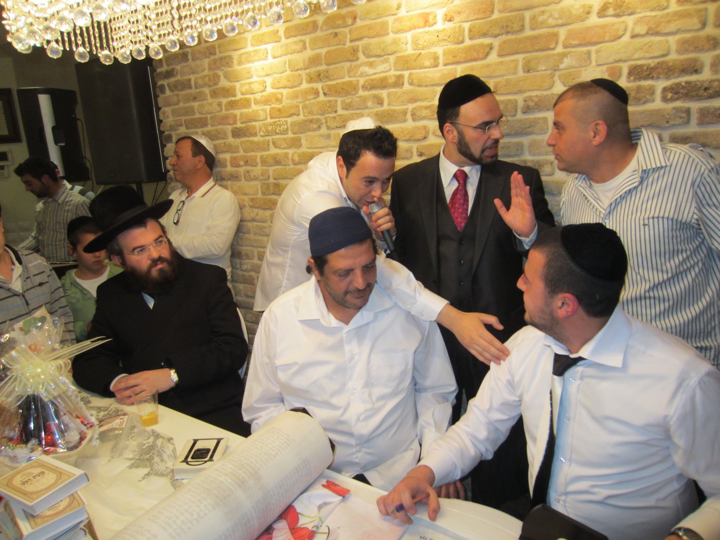 ליאור נרקיס תרם ספר-תורה לכבודו של רבי נחמן מברסלב