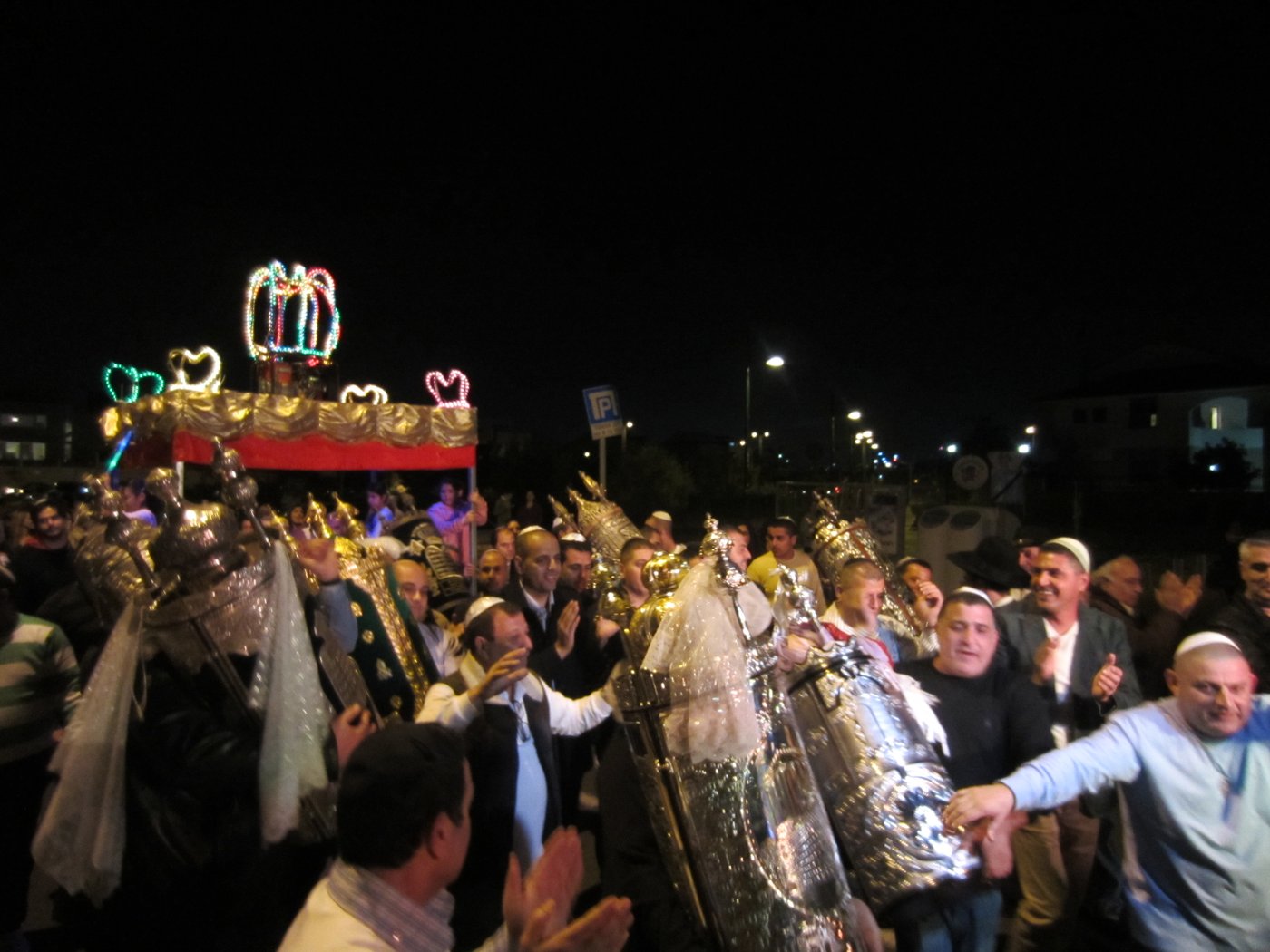 ליאור נרקיס תרם ספר-תורה לכבודו של רבי נחמן מברסלב