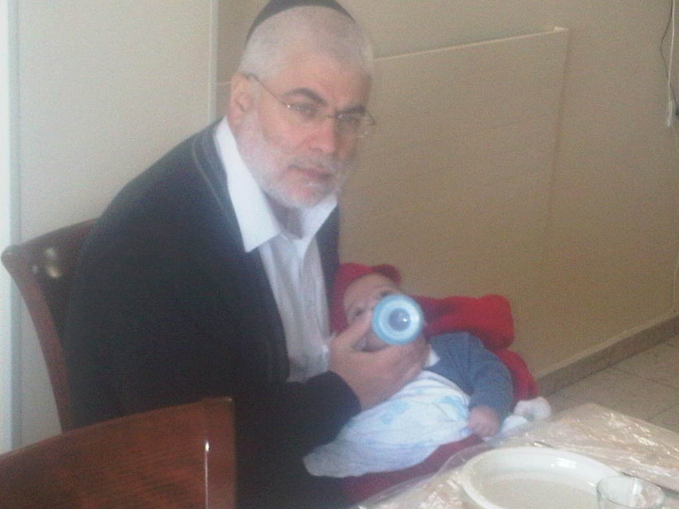 שלמה בניזרי מאכיל את הנכד
