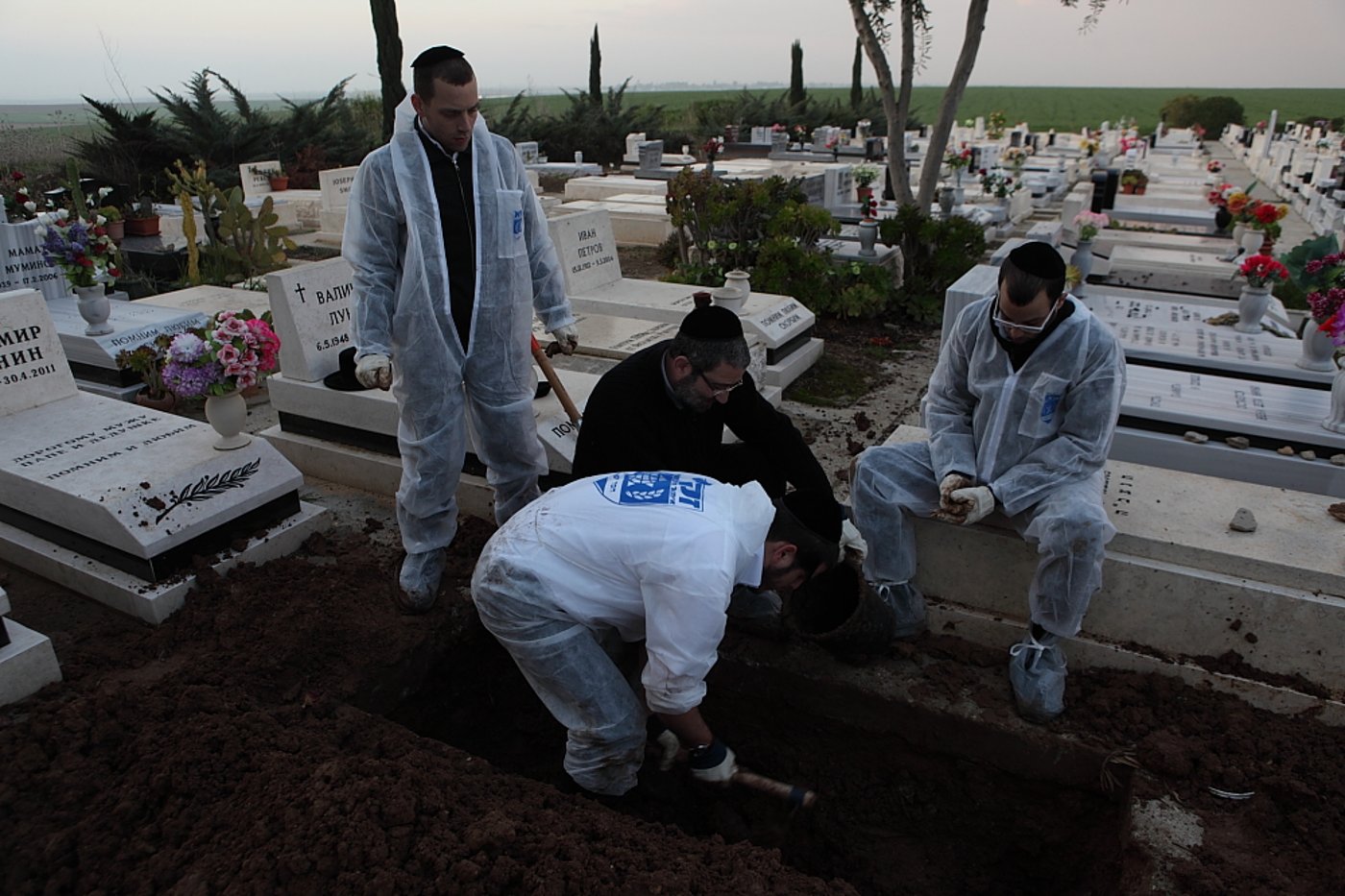 חי בתוך הקבר