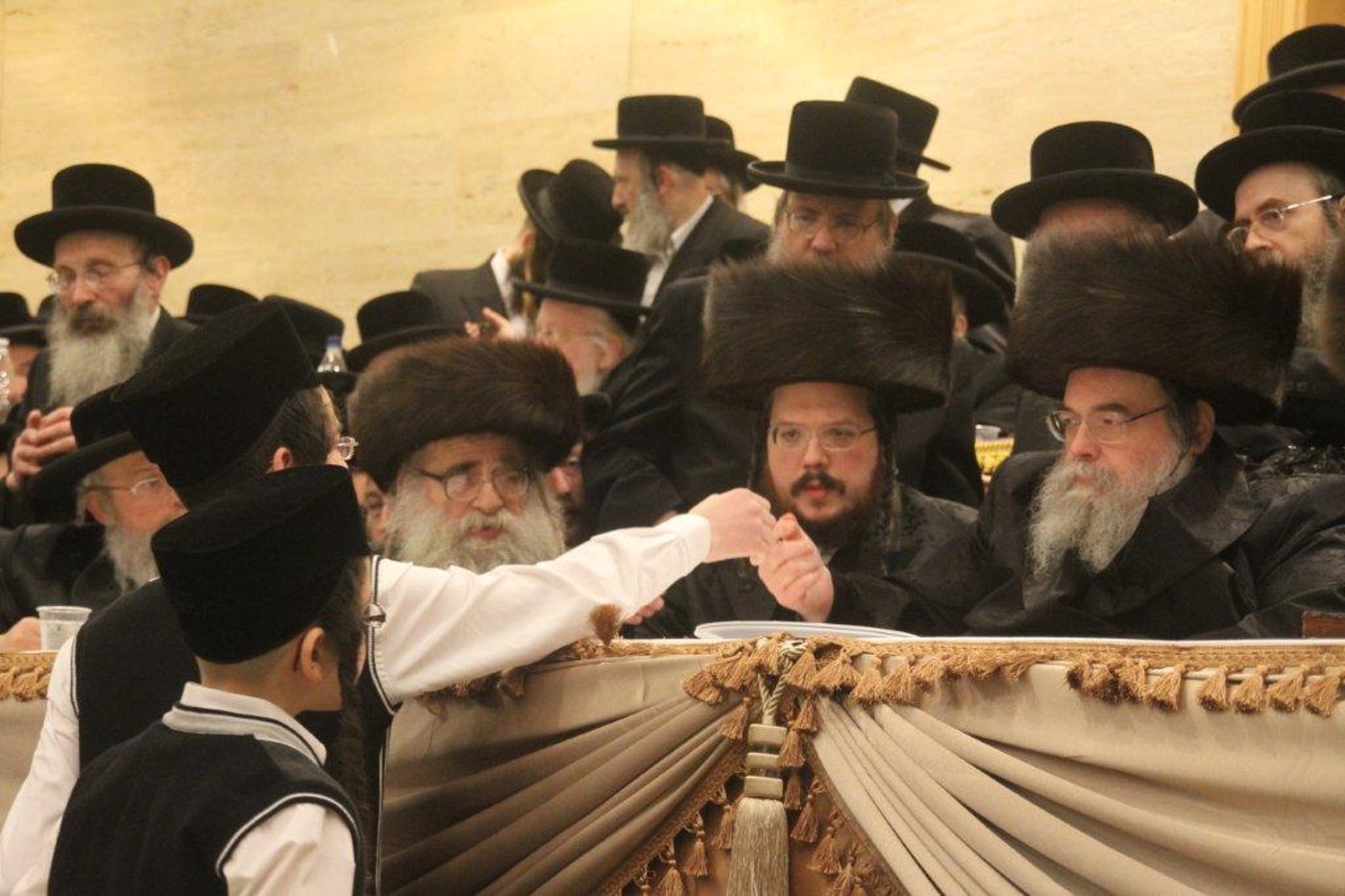 תמונות: אירוסי נכד האדמו"ר מבעלזא